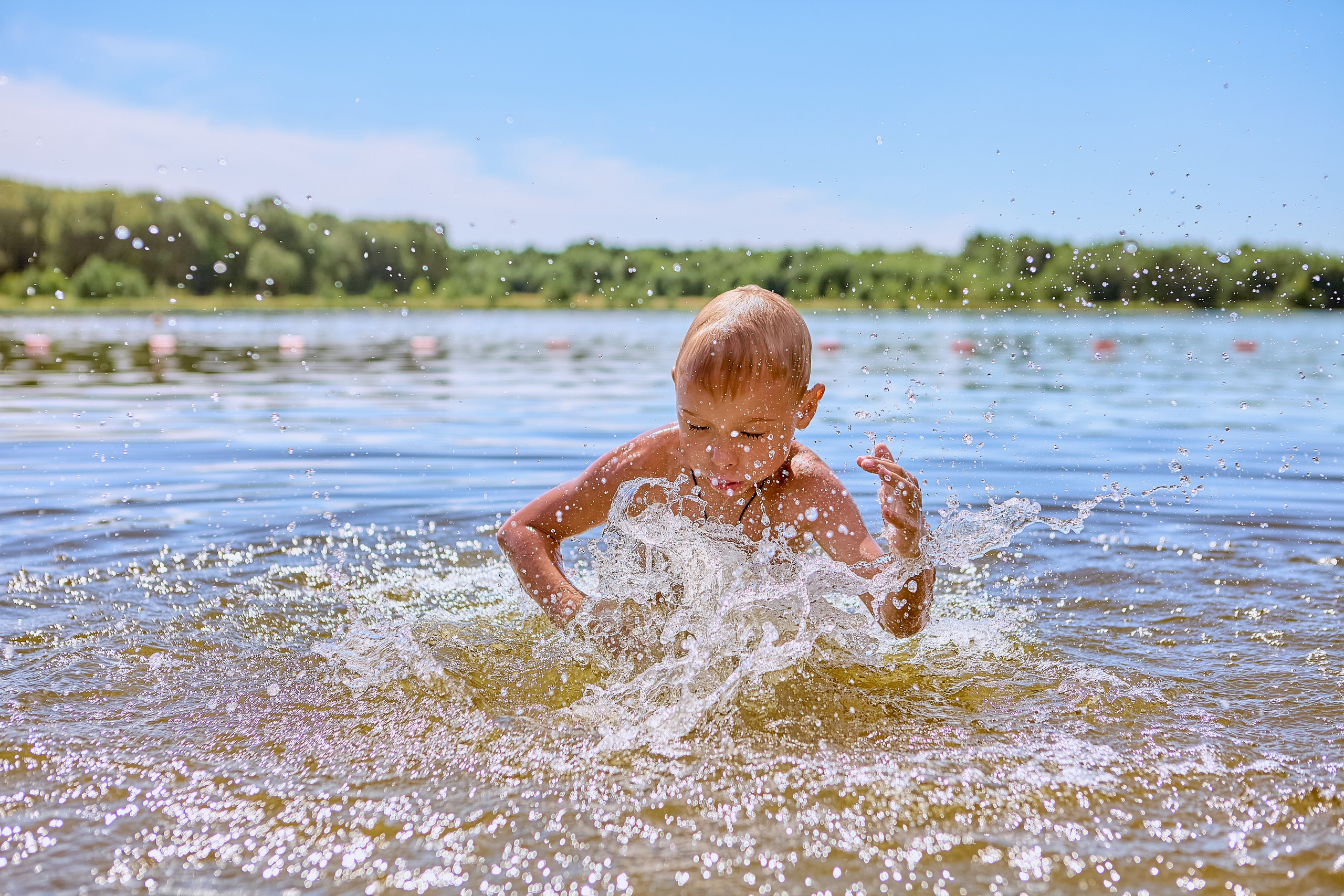 Семейная прогулка летом на озере