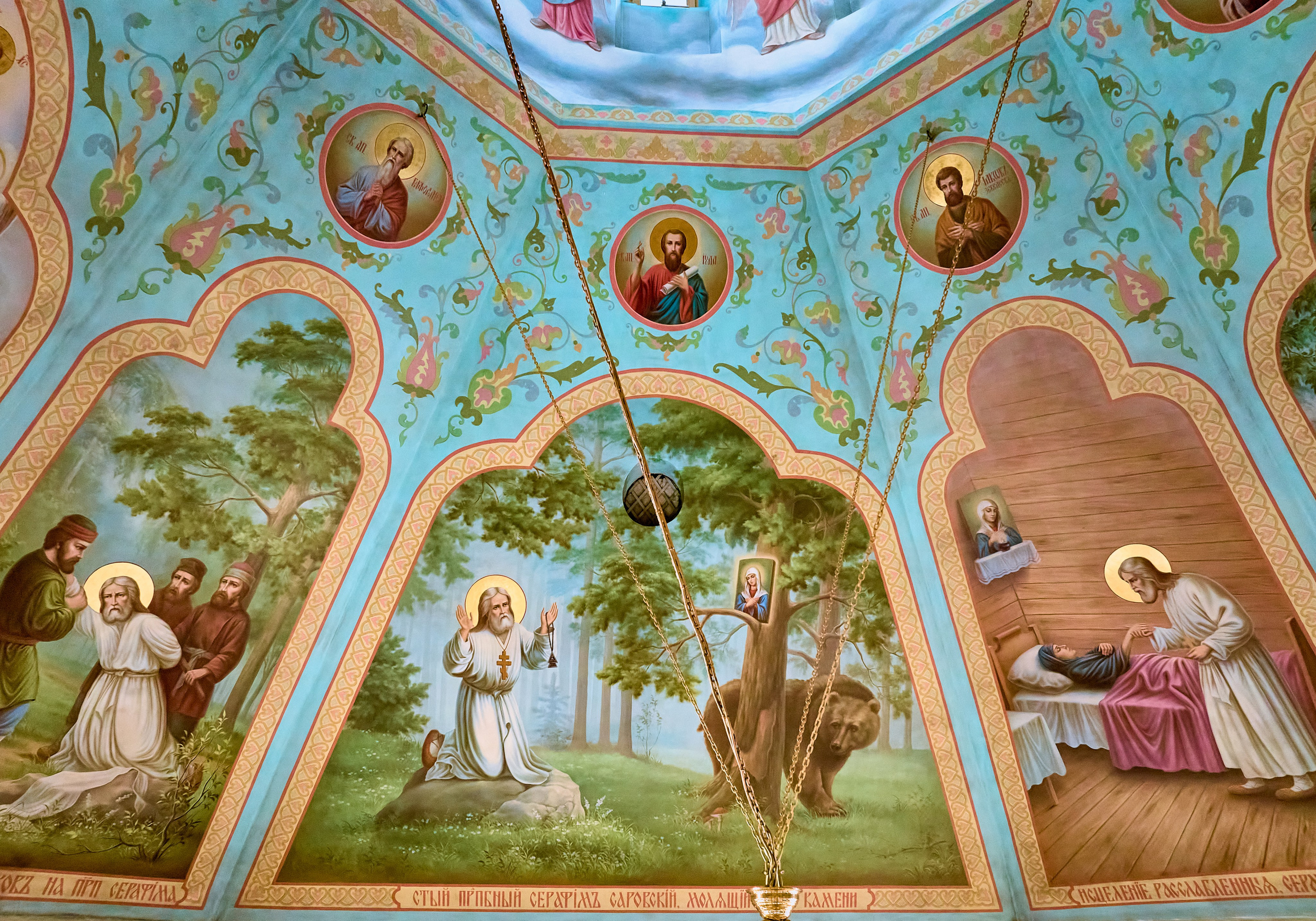 Фреска Святый Преподобный Серафим молящейся на камне расположена на западной стороне в храме