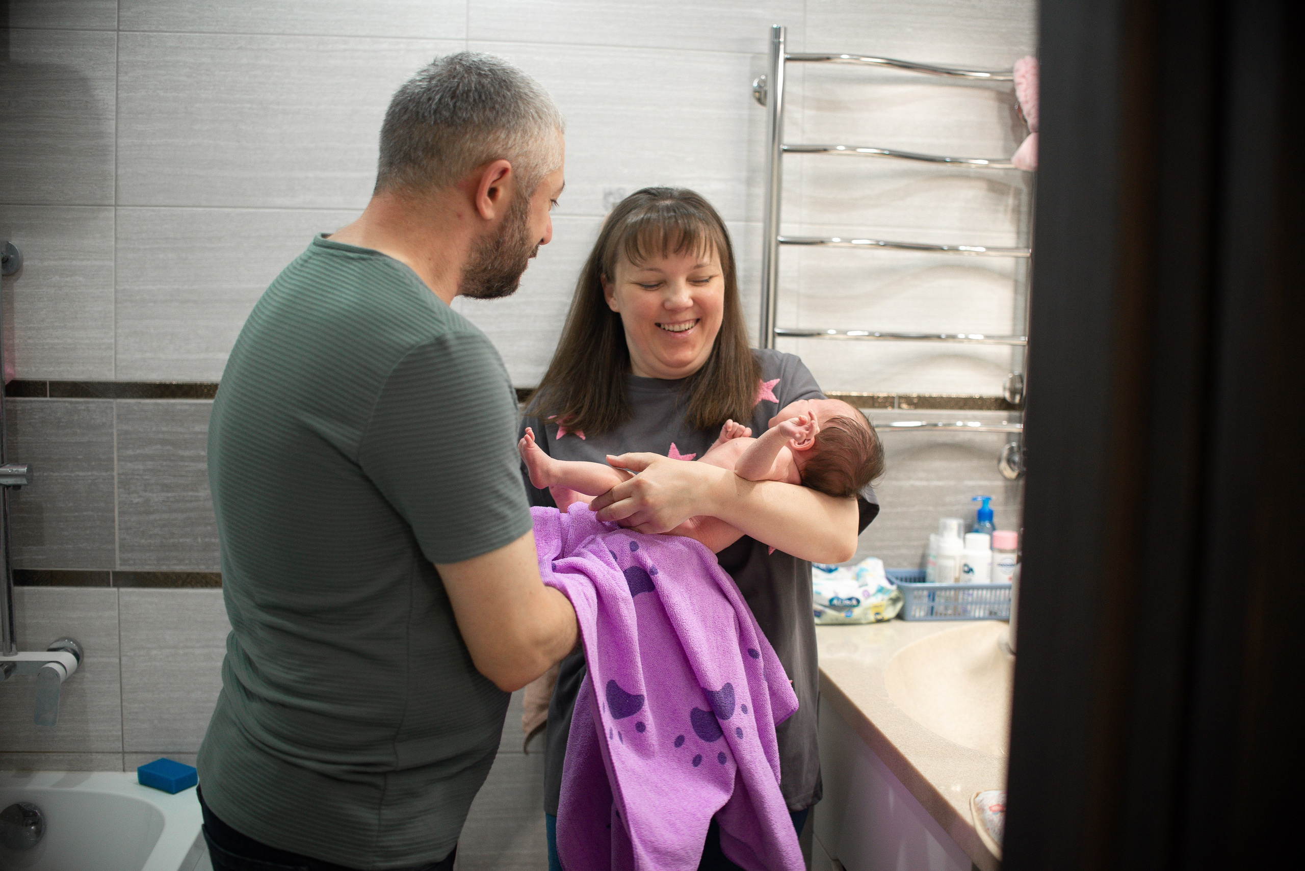 Крошка Манэ дома с родителями. Семейный фотограф на выписку из роддома и крещение Минск Настя Гришук