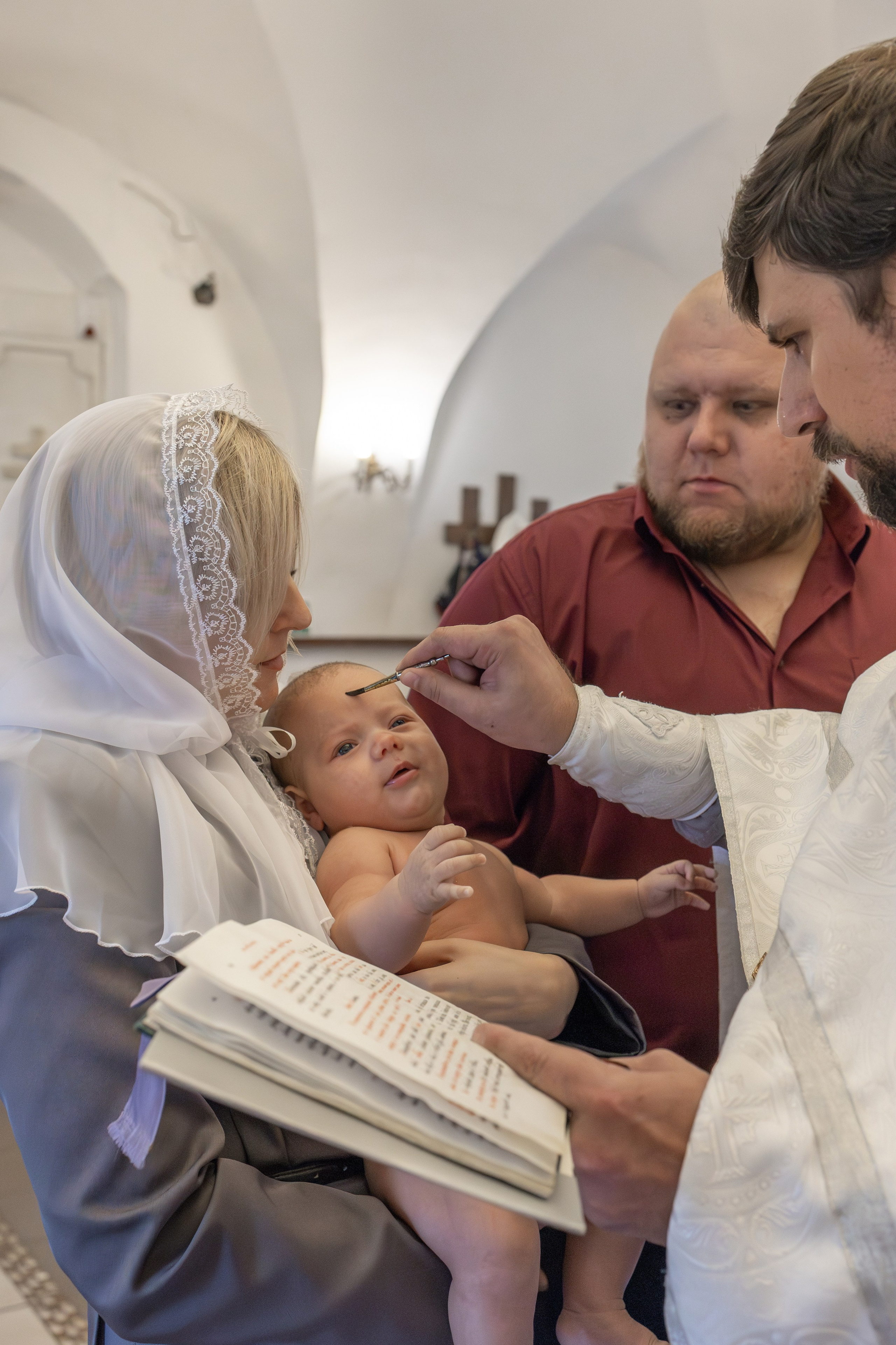 Таинство Крещения Степана в храме Воскресения Христова, с. Трубино (Калужская обл.). Надежда Стар семейный и церковный фотограф в Жукове и Калужской области