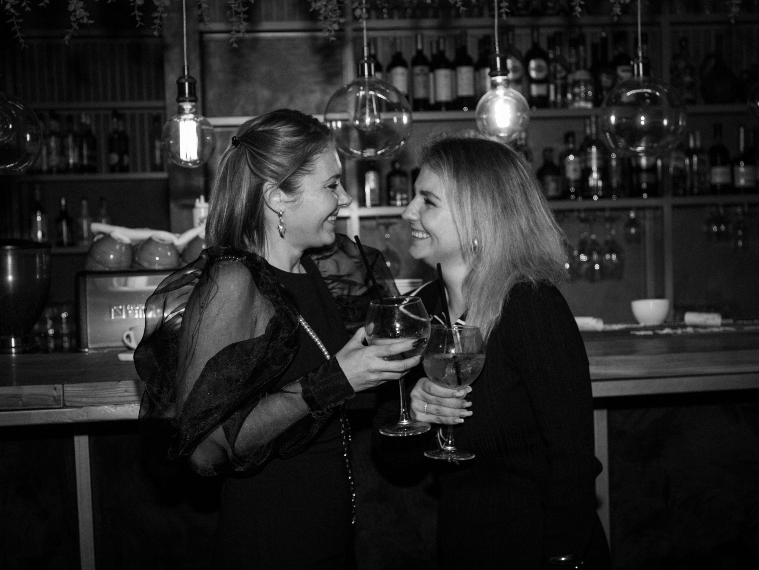 Репортажка из кальян-бара. Свадебный и семейный фотограф в Москве Мила Широких