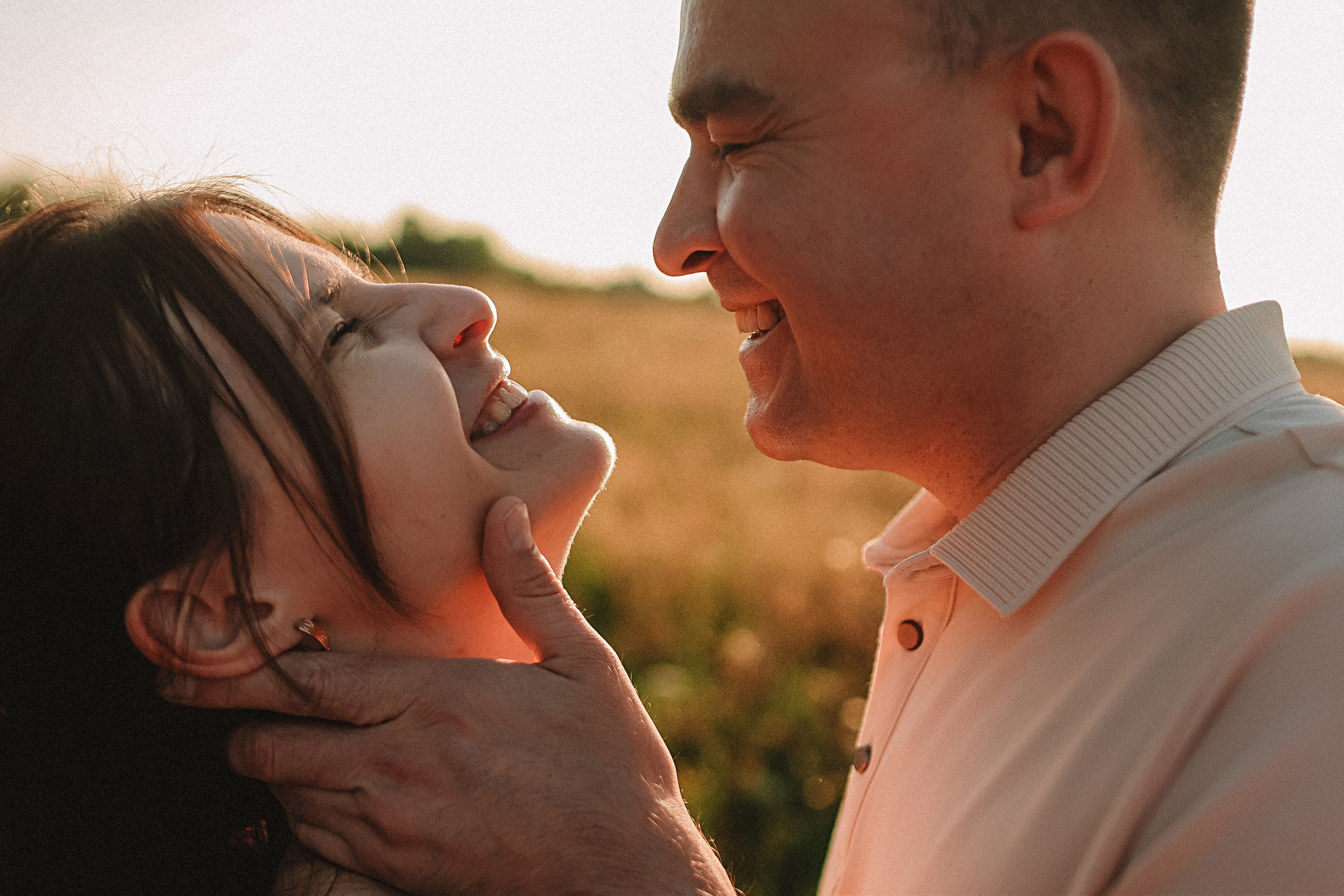 Поле love story на закате. Семейный фотограф Тюмень, фотограф на роды Салмина Мария