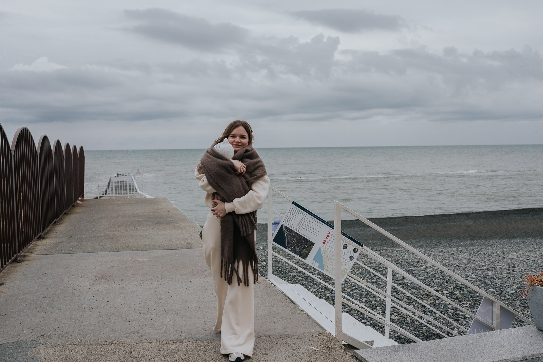 Семейная фотосессия прогулка на море. Фотограф на роды Москва. Фотограф новорожденных Москва