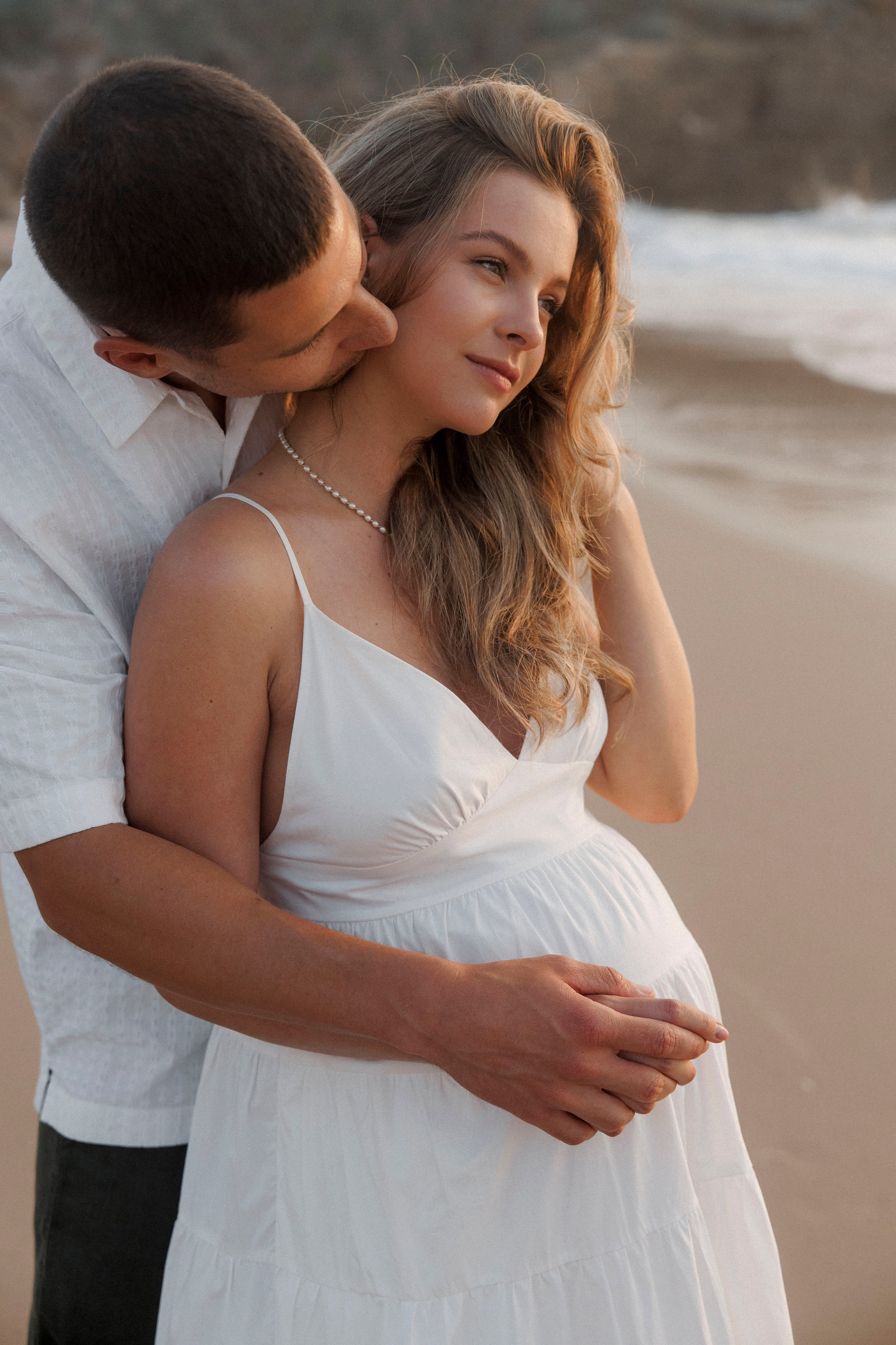 Pregnancy photoshoot near the sea (cloudy weather). Главная