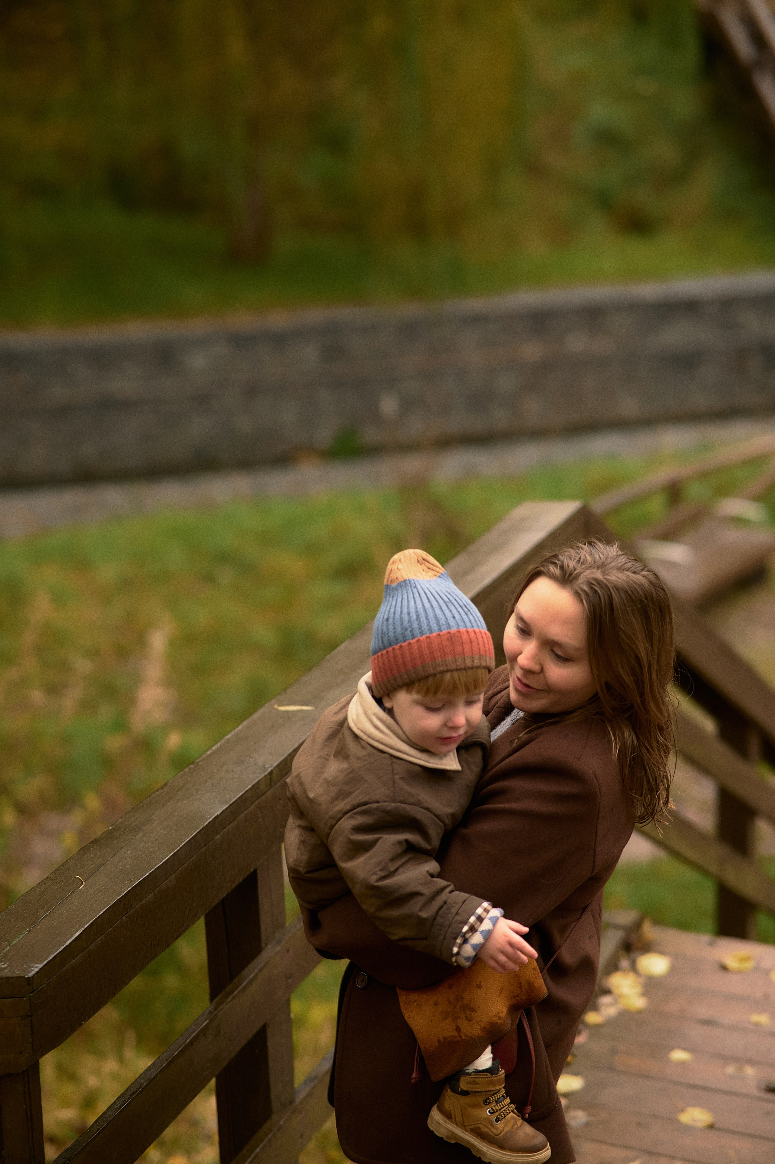 Света и Илюша под дождём. Семейный и свадебный lifestyle-фотограф в Москве Мария Петрова