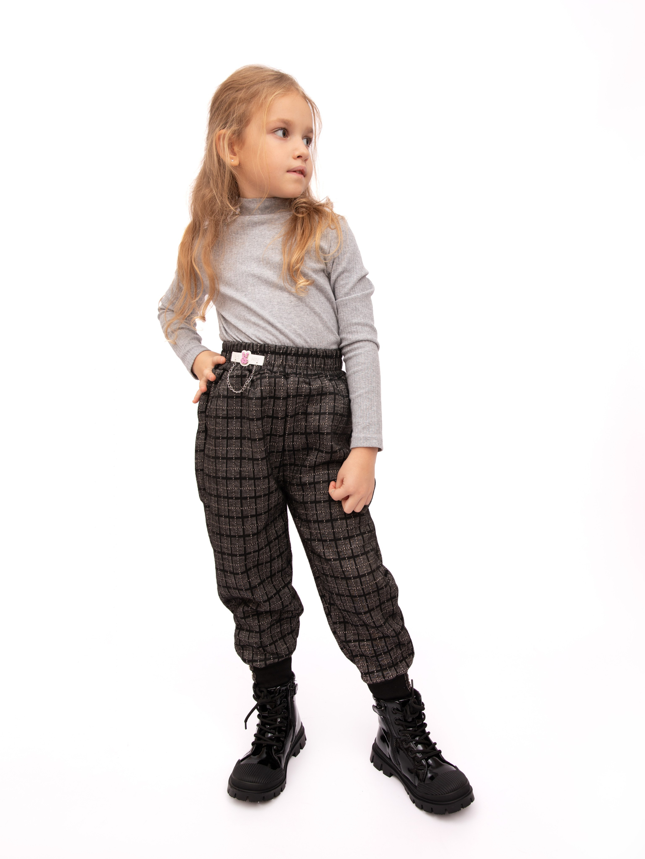 Детские брюки. Фотостудия предметной и модельной съёмки для маркетплейсов