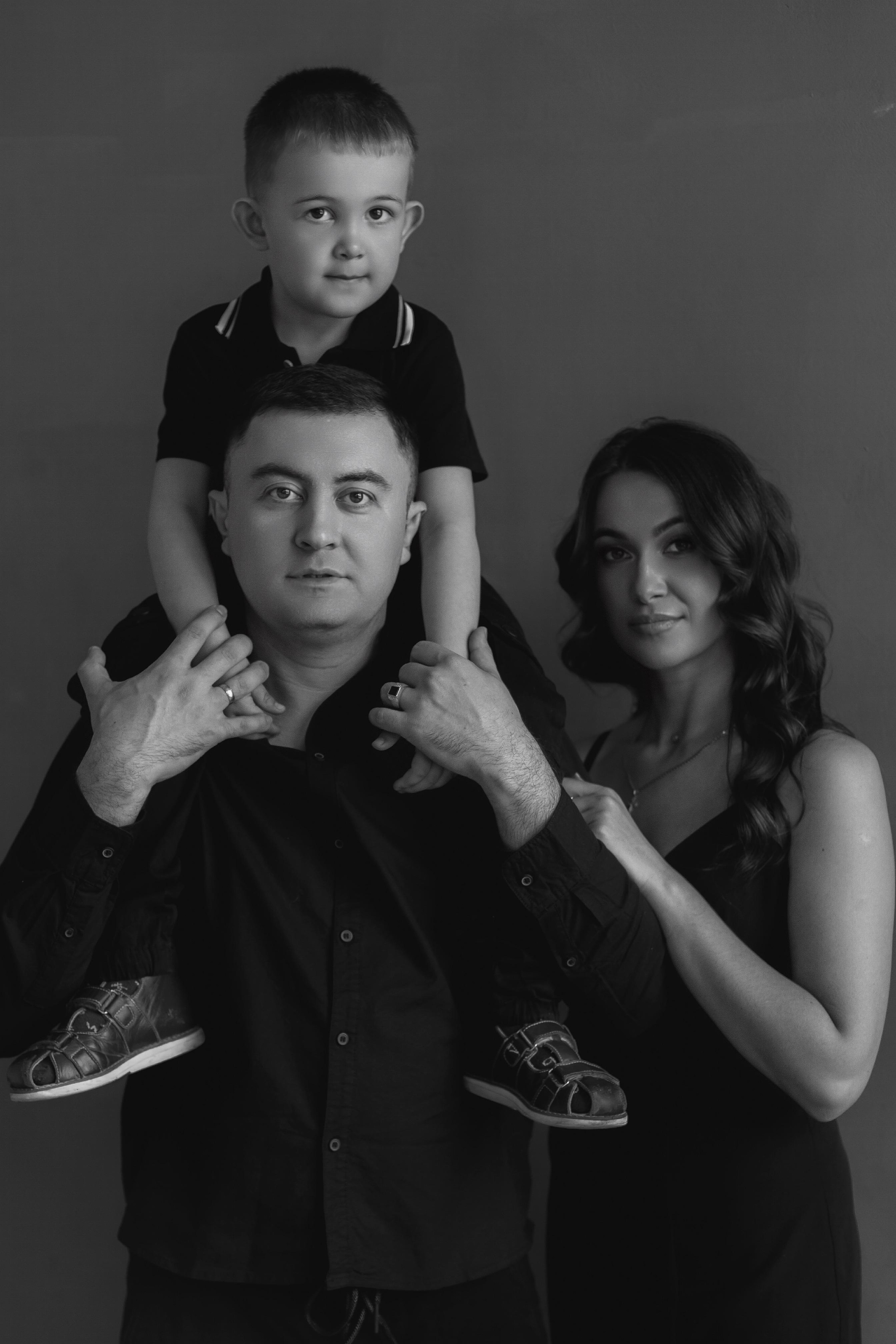 Семейная фотосессия в студии. СВАДЕБНЫЙ ФОТОГРАФ ЧЕЛЯБИНСК