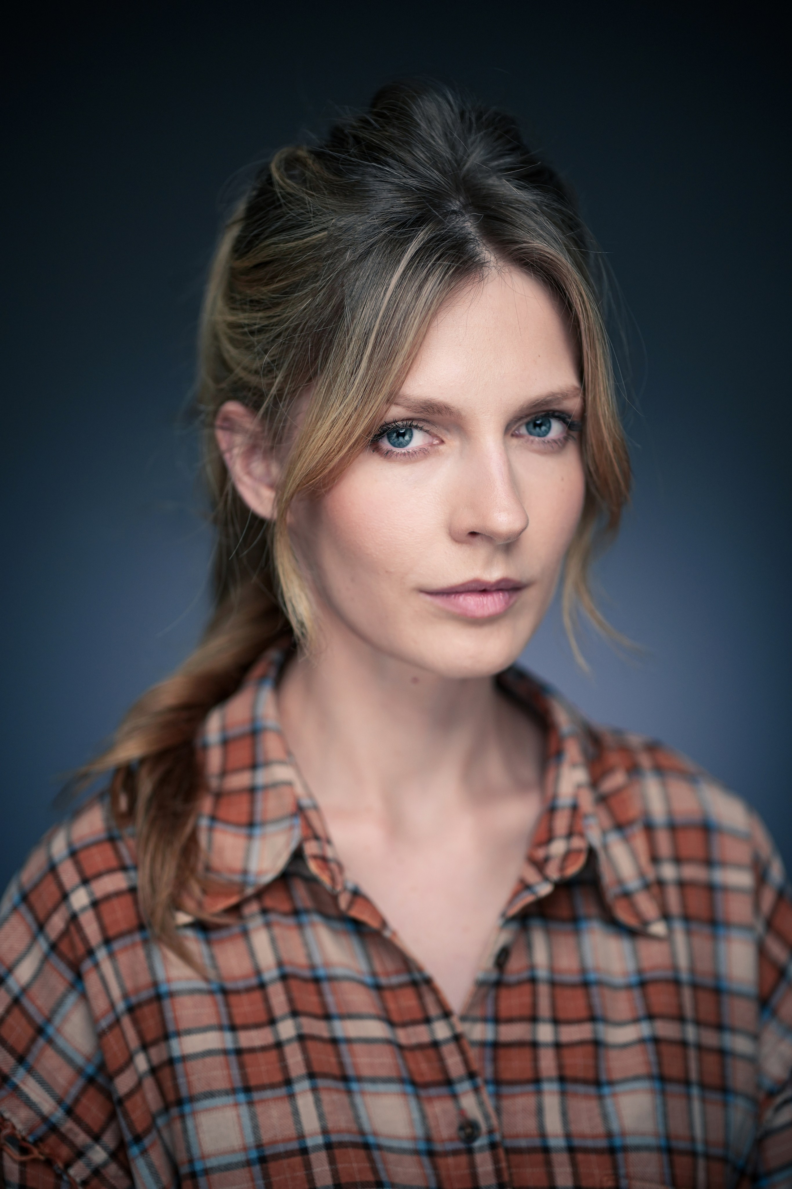 Типажное актёрское портфолио Ангелины. Портретная съемка в Москве, студийный фотограф Игорь Фомин