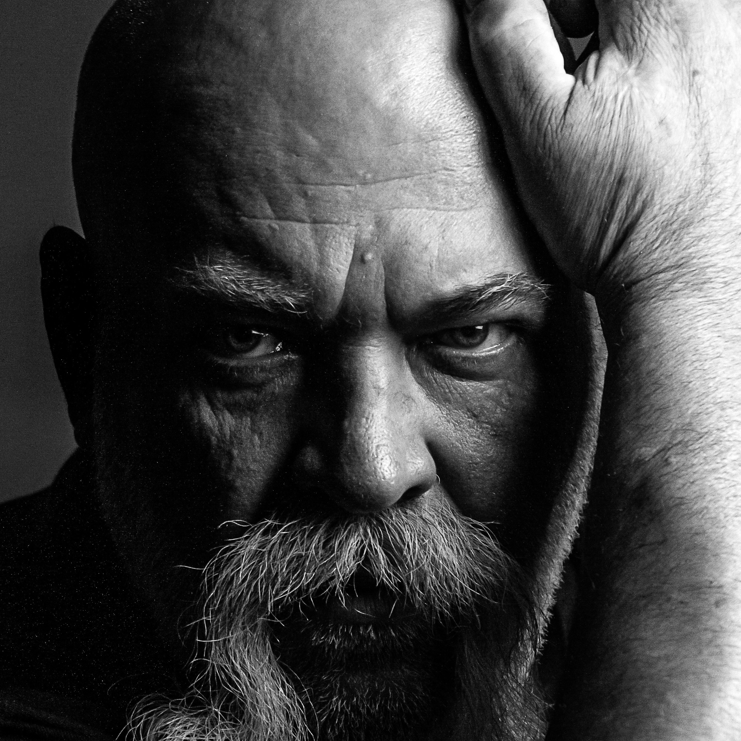 Суровый мужской портрет