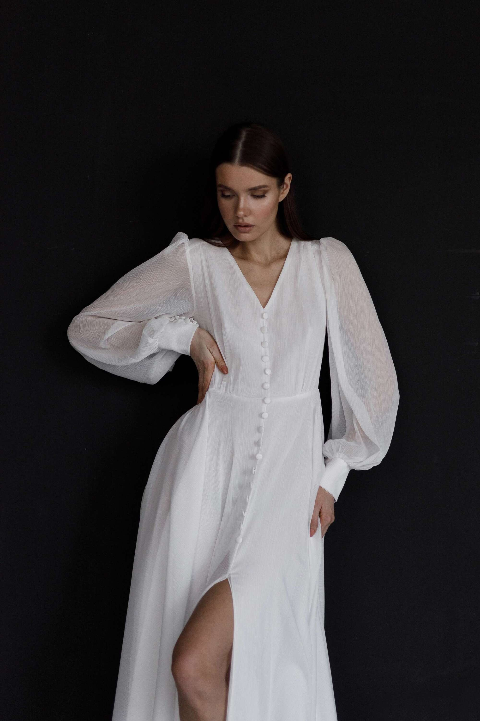 Невеста в темных тонах с черным букетом