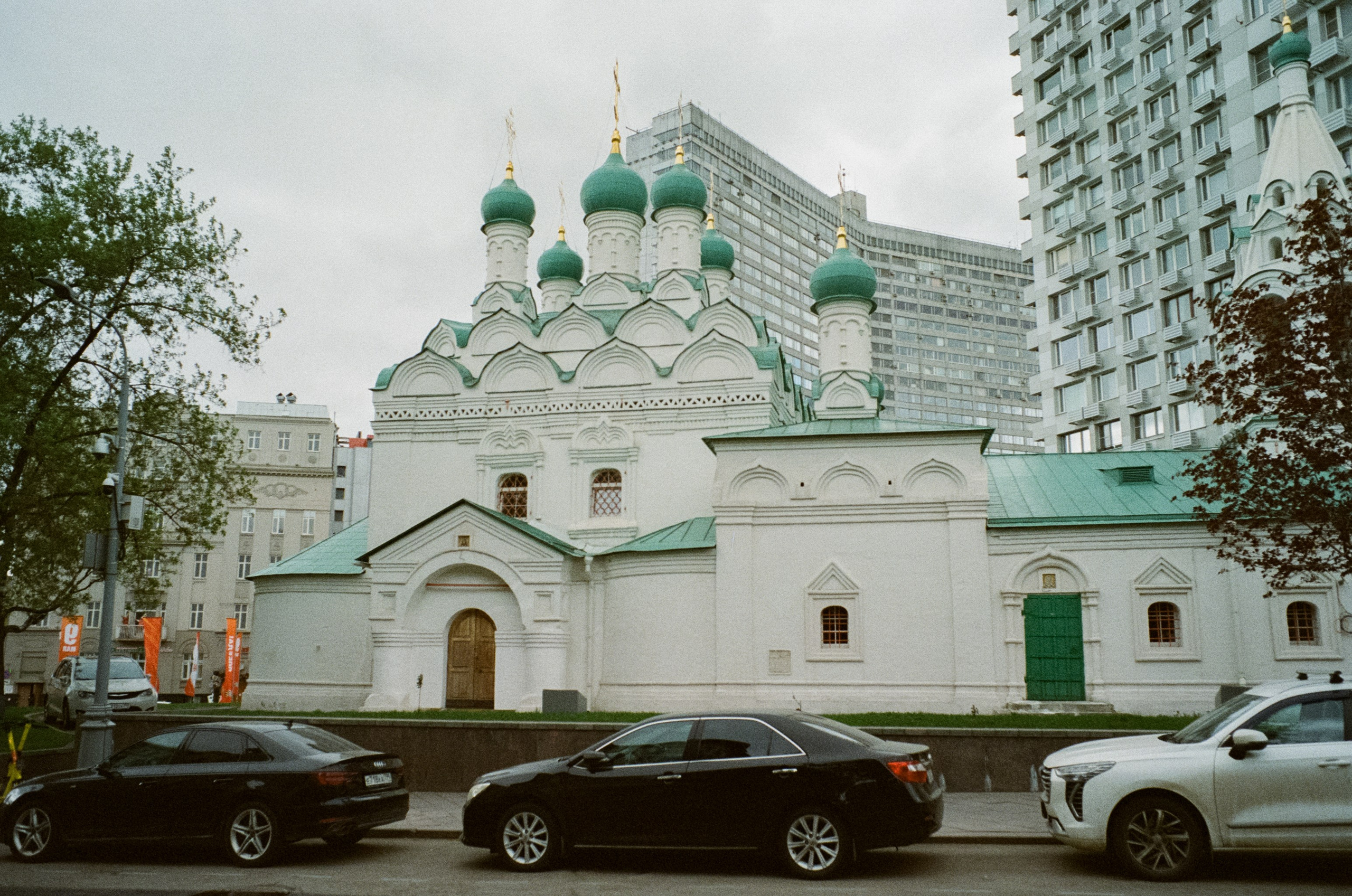 Ул. Поваровка и окрестности | Voigtlander BESSA-T — Voigtlander Ultron 28 mm f/2 | Kodak Ultramax 400 (просрочка) @ ISO 100