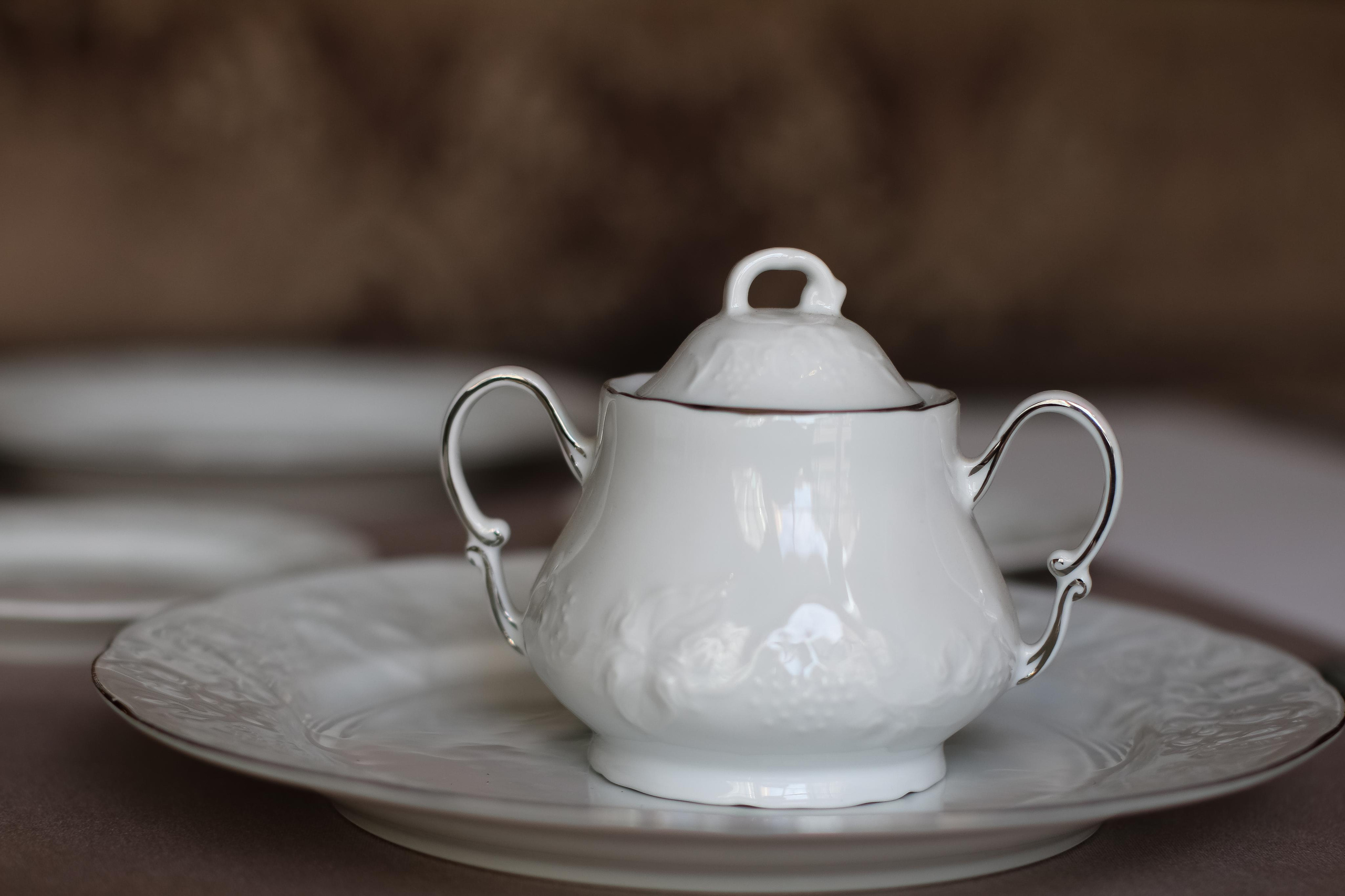 Фото белой красивой сахарницы