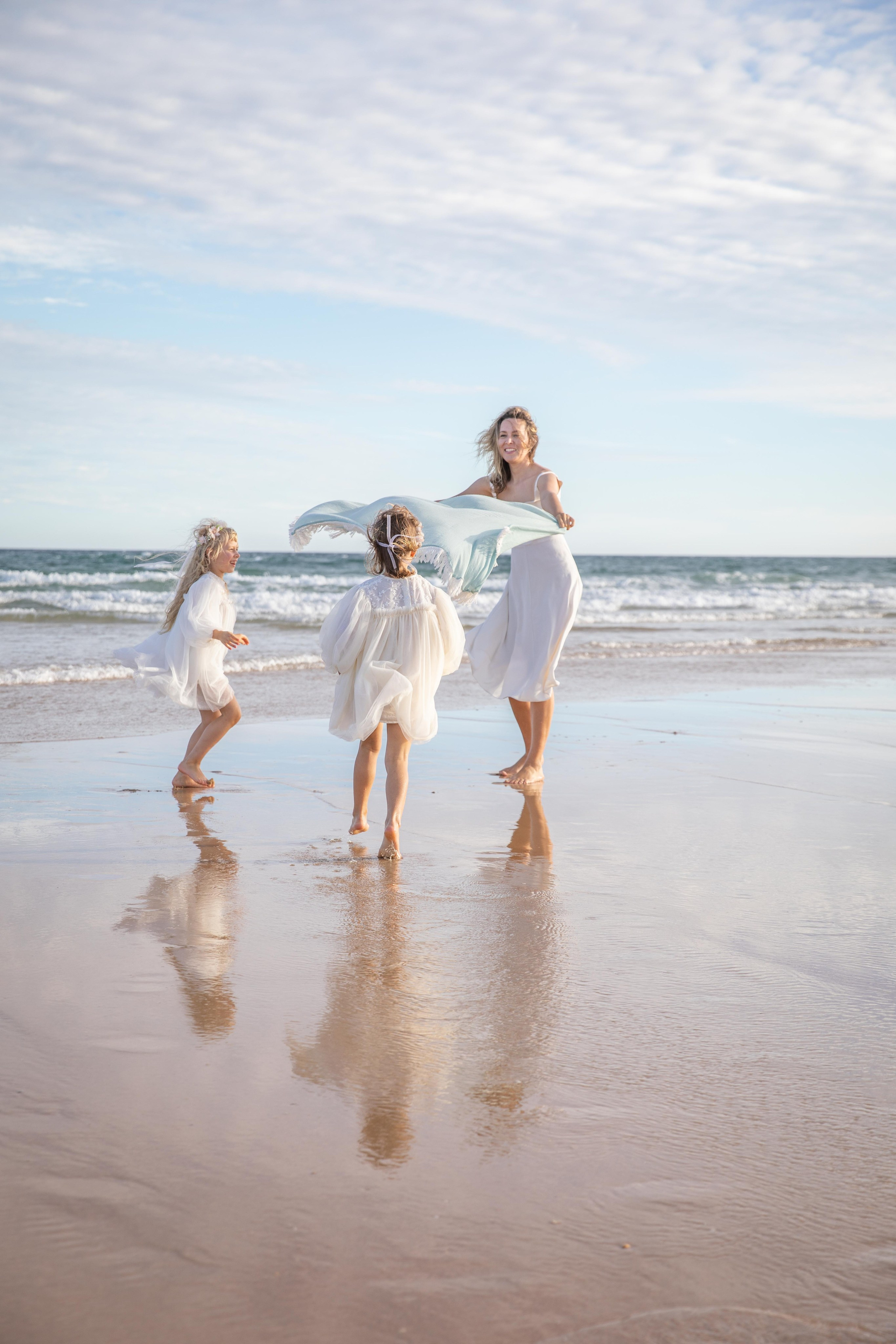 Family on the ocean. Professional Photographer in Portugal. Oksana Lomnova