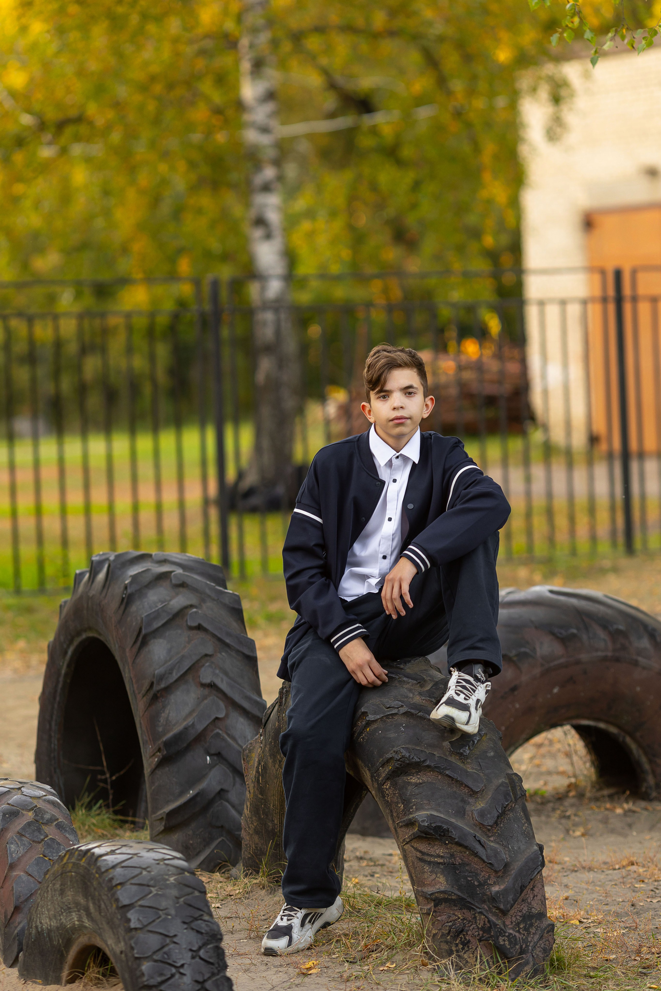 Осенняя фотосессия у школы с учителем. Семейный и детский фотограф Анна Петракова
