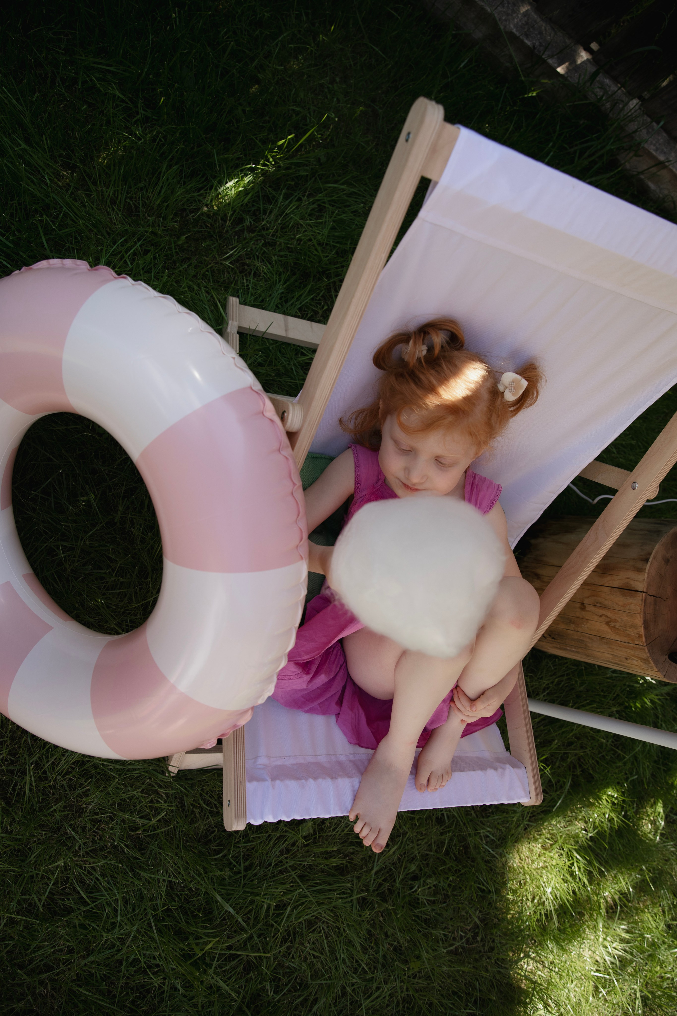 Летняя съемка девочки в саду, в бессейне, с шезлонгом, зонтиком и сахарной ватой. Фотограф новорожденных, детский фотограф  Москва.Семейная съемка Москва. Семенова Анна
