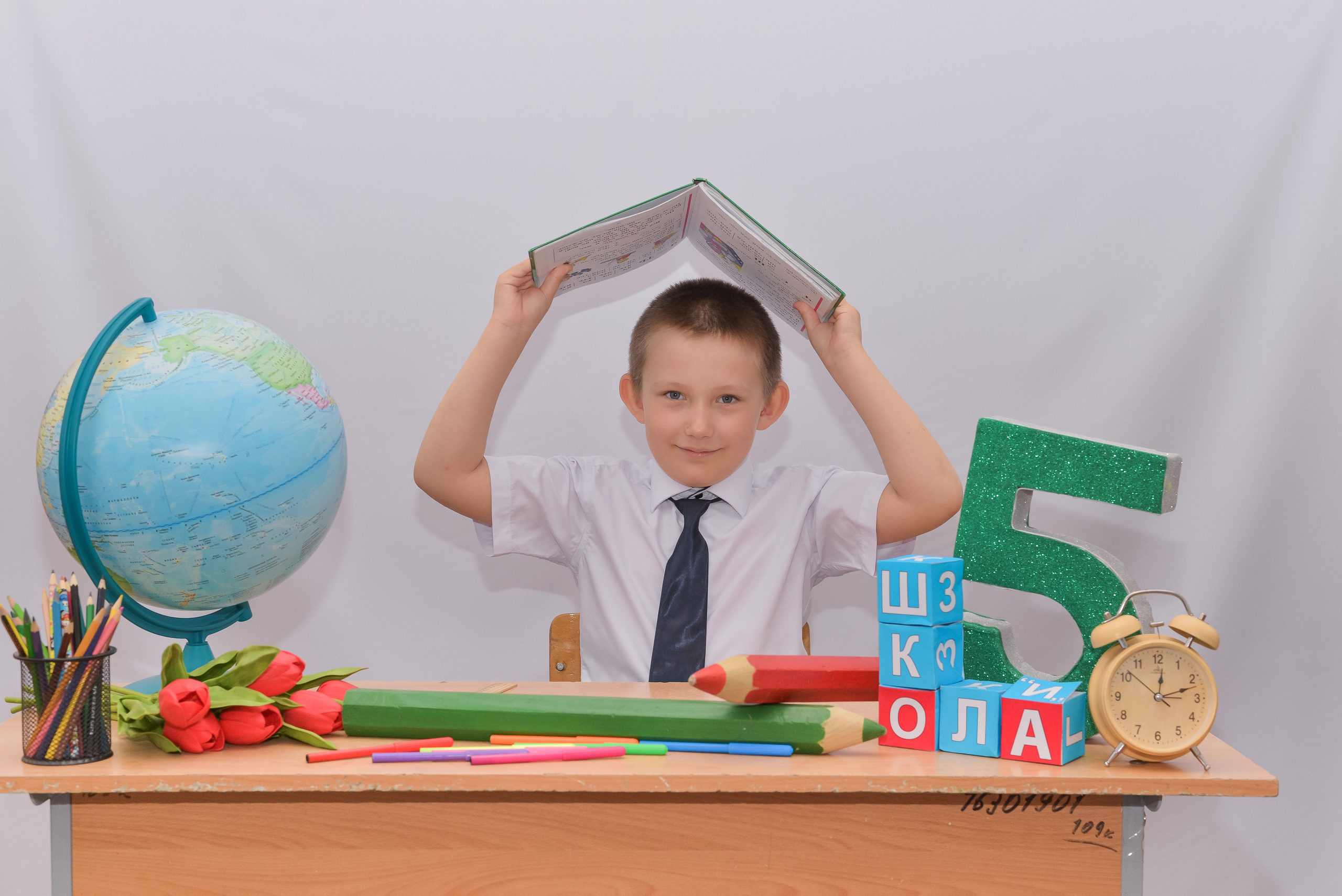 Первоклашки на белом фоне. Детский и школьный фотограф в Костанае Рабига Сейткенова