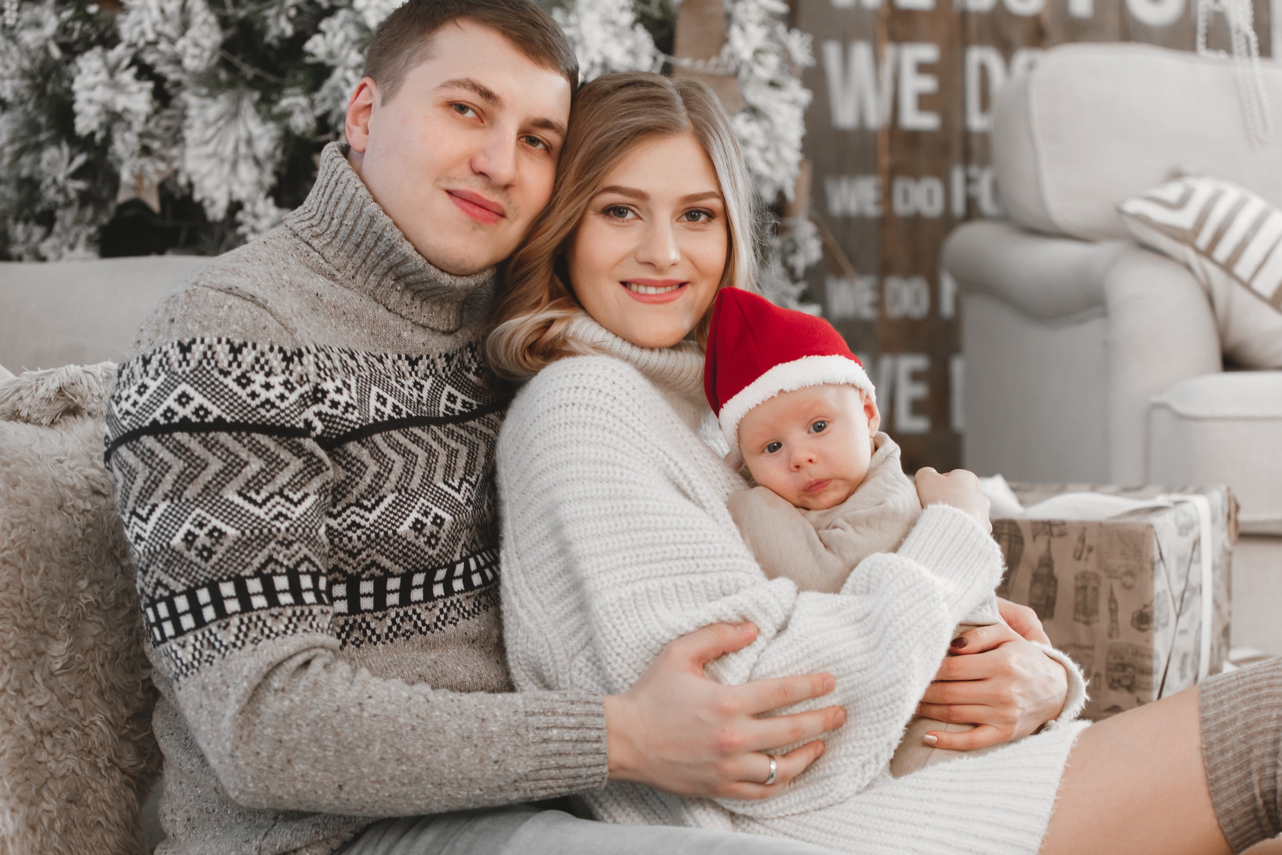 Подарочек под елкой