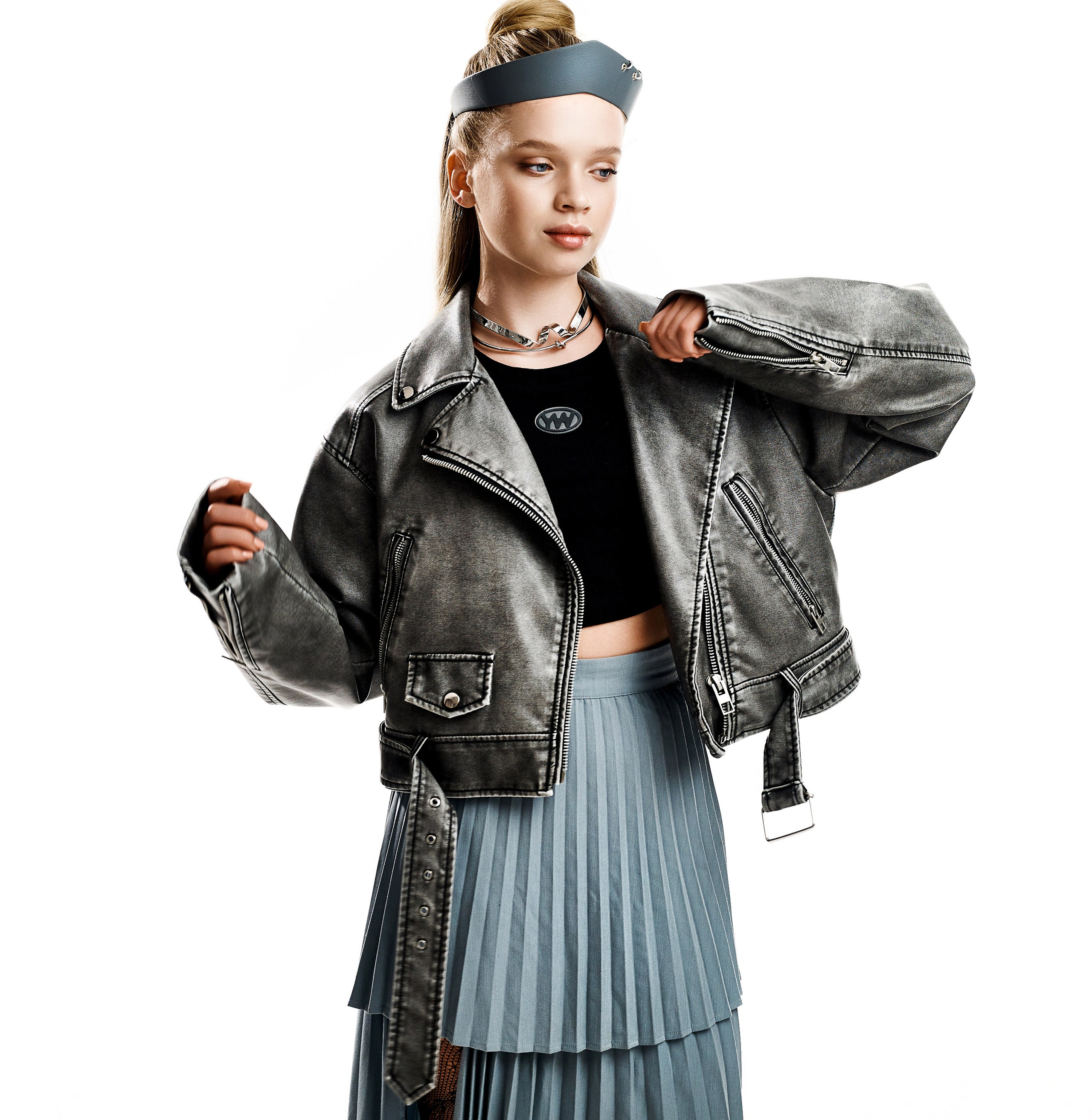 Девушка модель в серой кожаной куртке косухе и синей юбке