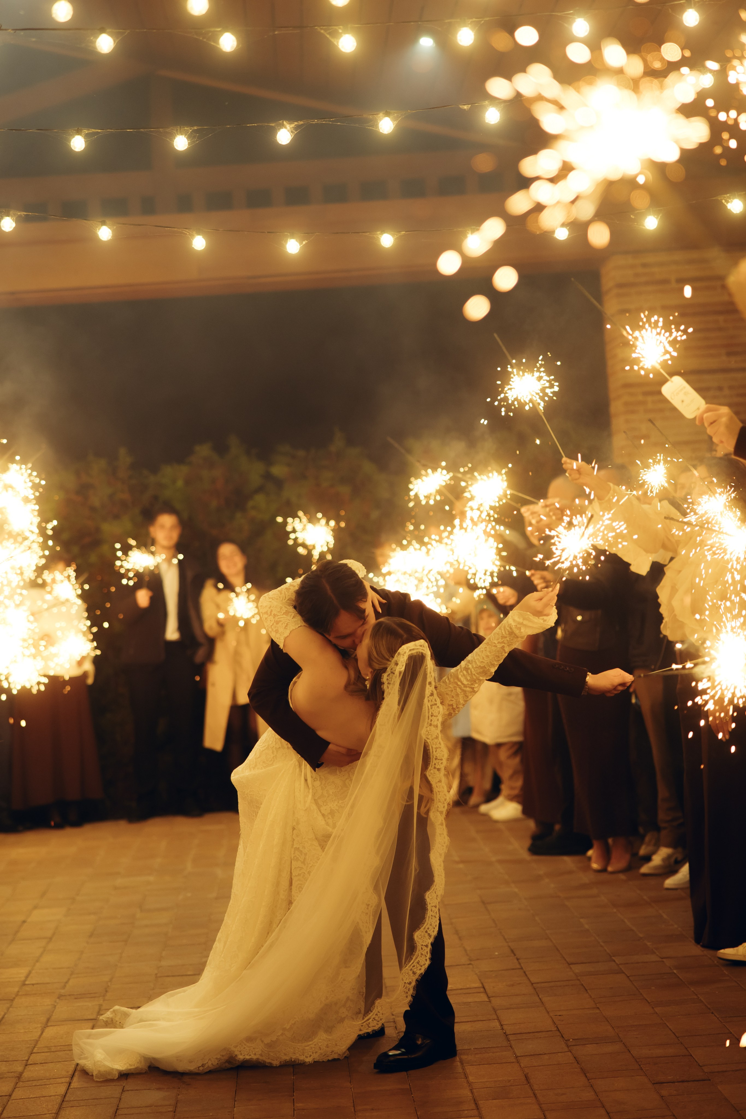 Таня и Тимур, утренние сборы в квартире и свадебный ужин. Фотограф любви в городе Казань