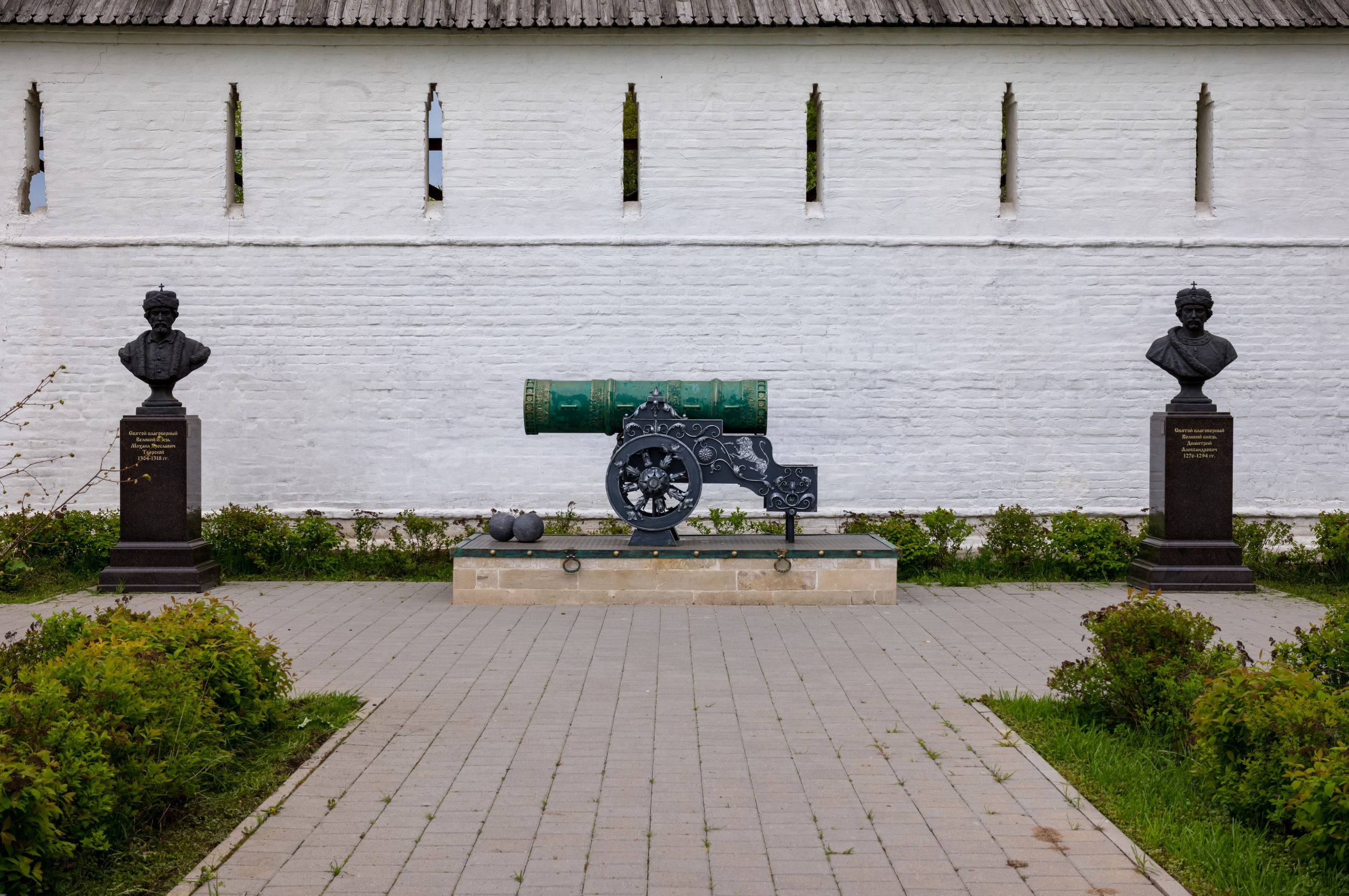 Пушка в Печерском монастыре в Нижнем Новгороде