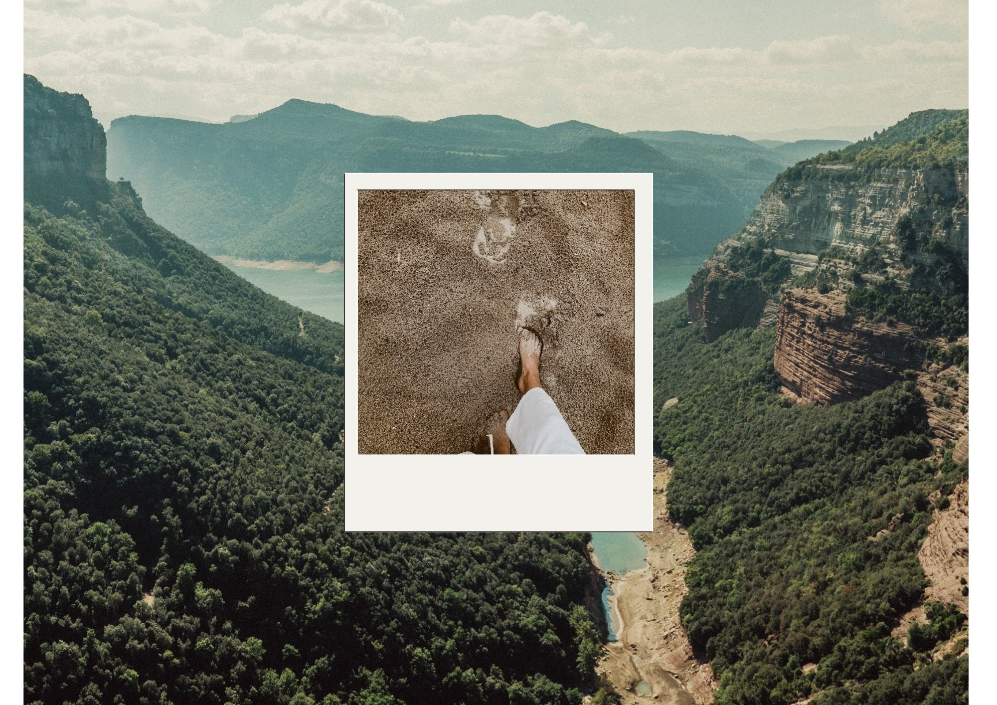 Следы на песке в полароид-рамке на фоне горного каньона