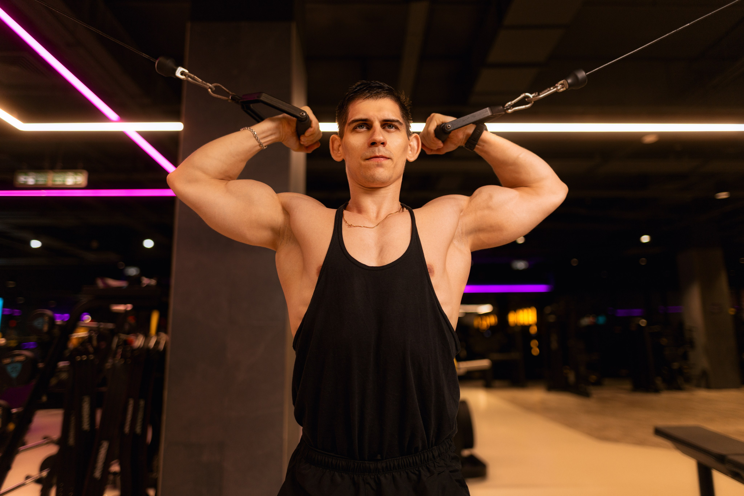 Фотосет в Владом в тренажерном зале для контента. Дмитрий Шульгин, портретный фотограф в Воронеже