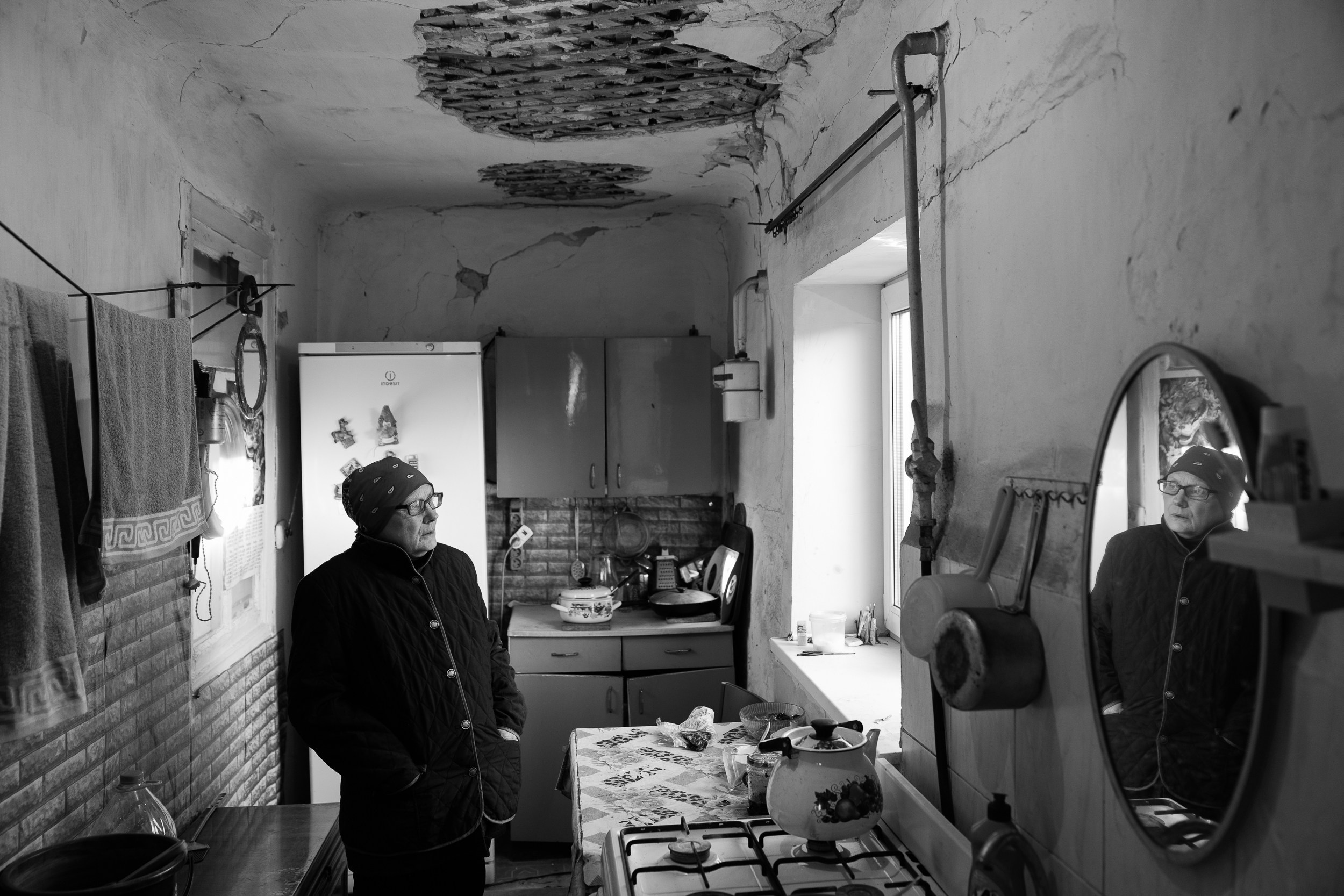 8. Дом. Холодильник гудел. Значит, в этом доме есть свет. В других — не всегда.