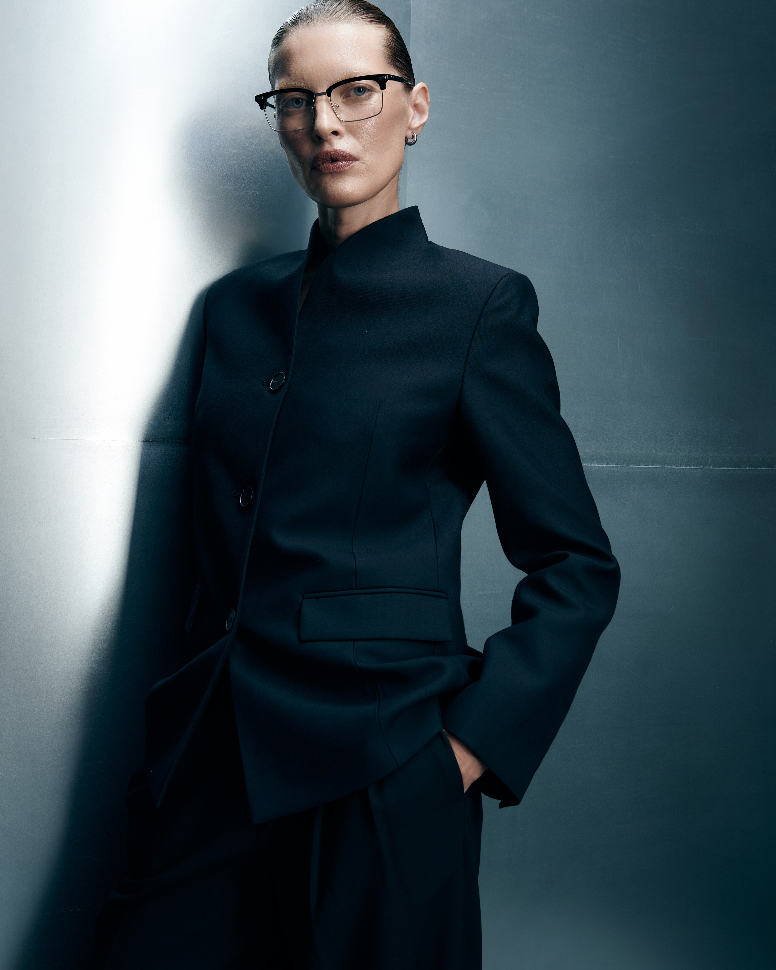 Снимаю одежду и аксессуары для молодых брендов и дизайнеров. Студийные лукбуки, каталожные съёмки, фоны, свет и атмосфера — всё под концепцию проекта. Помогаю выстроить грамотный сетап, понимаю стилистику и задачу. Также работаю гафером — знаю, как выжать максимум из света.