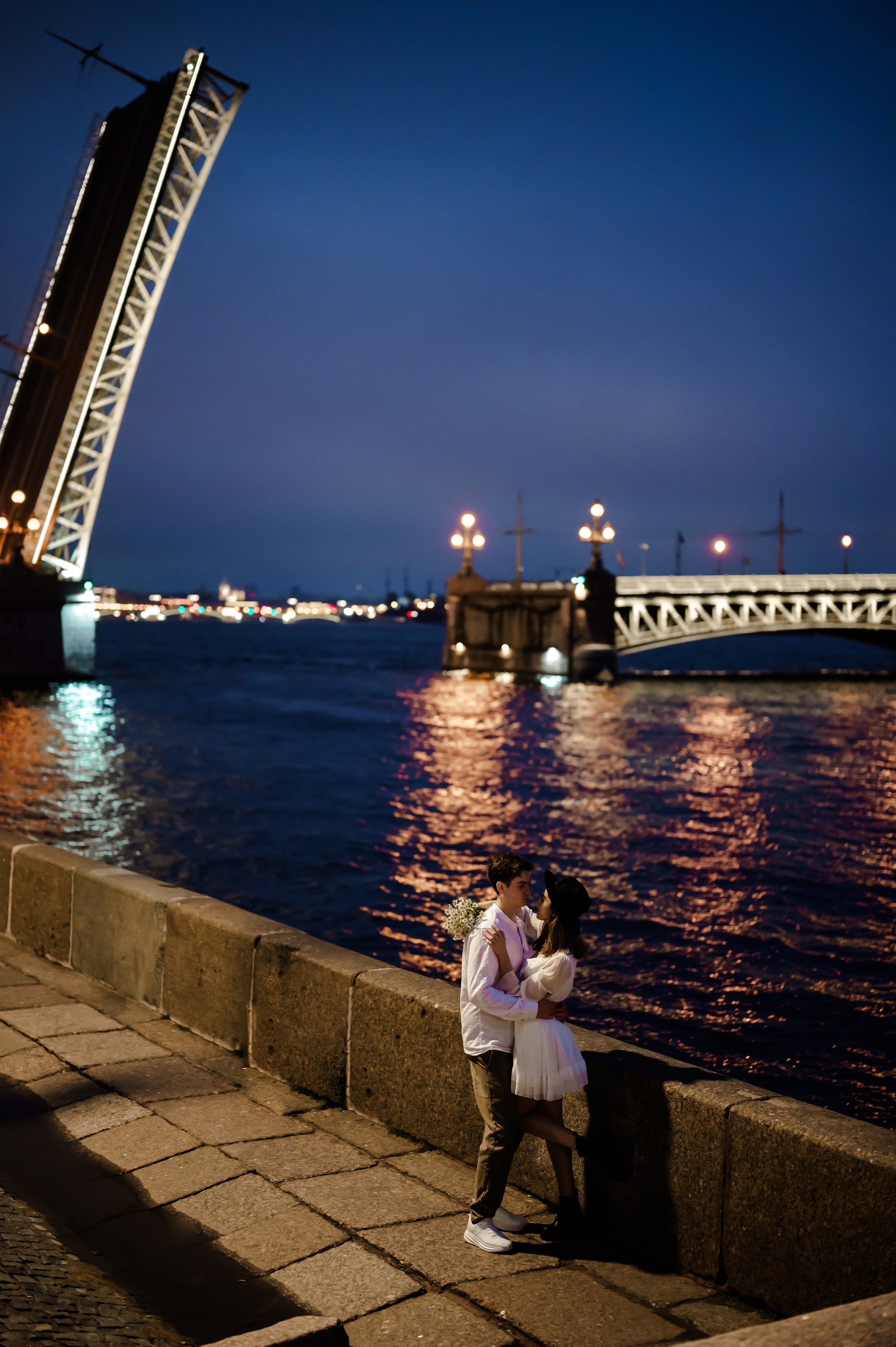 Лавстори на фоне мостов. Свадебный и семейный фотограф Евгения Кононова