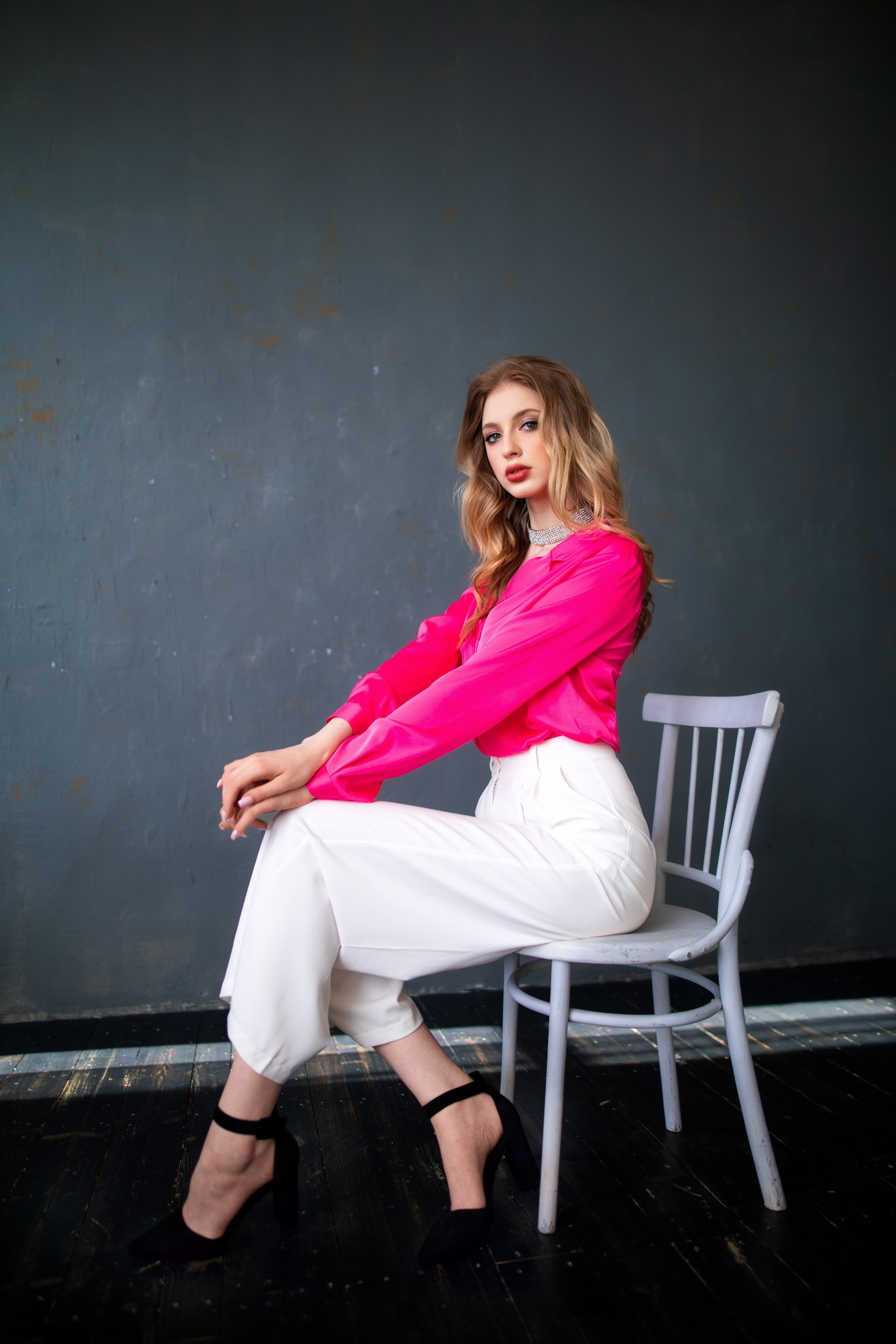 Съемка с Ксенией в студии с минимальным интерьером в формате для «себя»