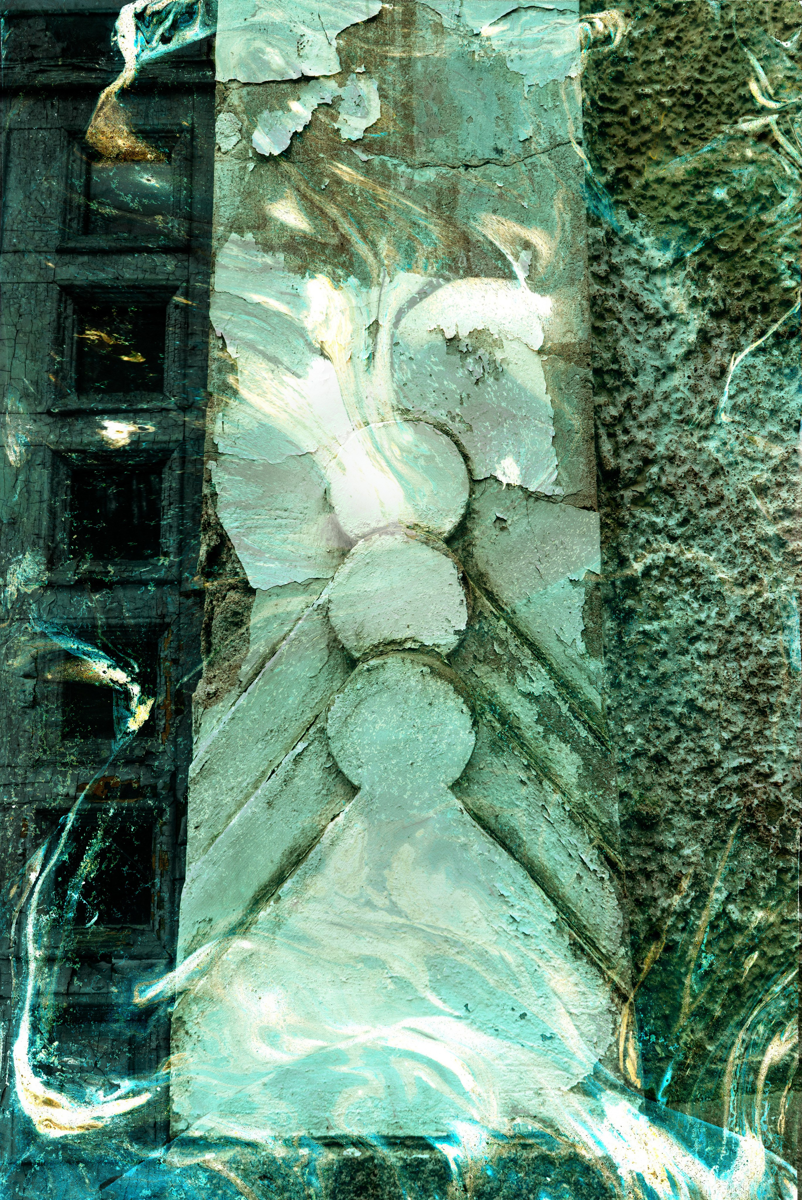 Крупный план сложных архитектурных деталей на старой, выветренной стене. На изображении изображена выцветшая, отслаивающаяся краска на текстурированном камне с воздушными абстрактными узорами, закручивающимися по поверхности, что создает сюрреалистический и мистический эффект. Фотография запечатлела сочетание старинной элегантности и распада с тонким сочетанием природных и потусторонних элементов.