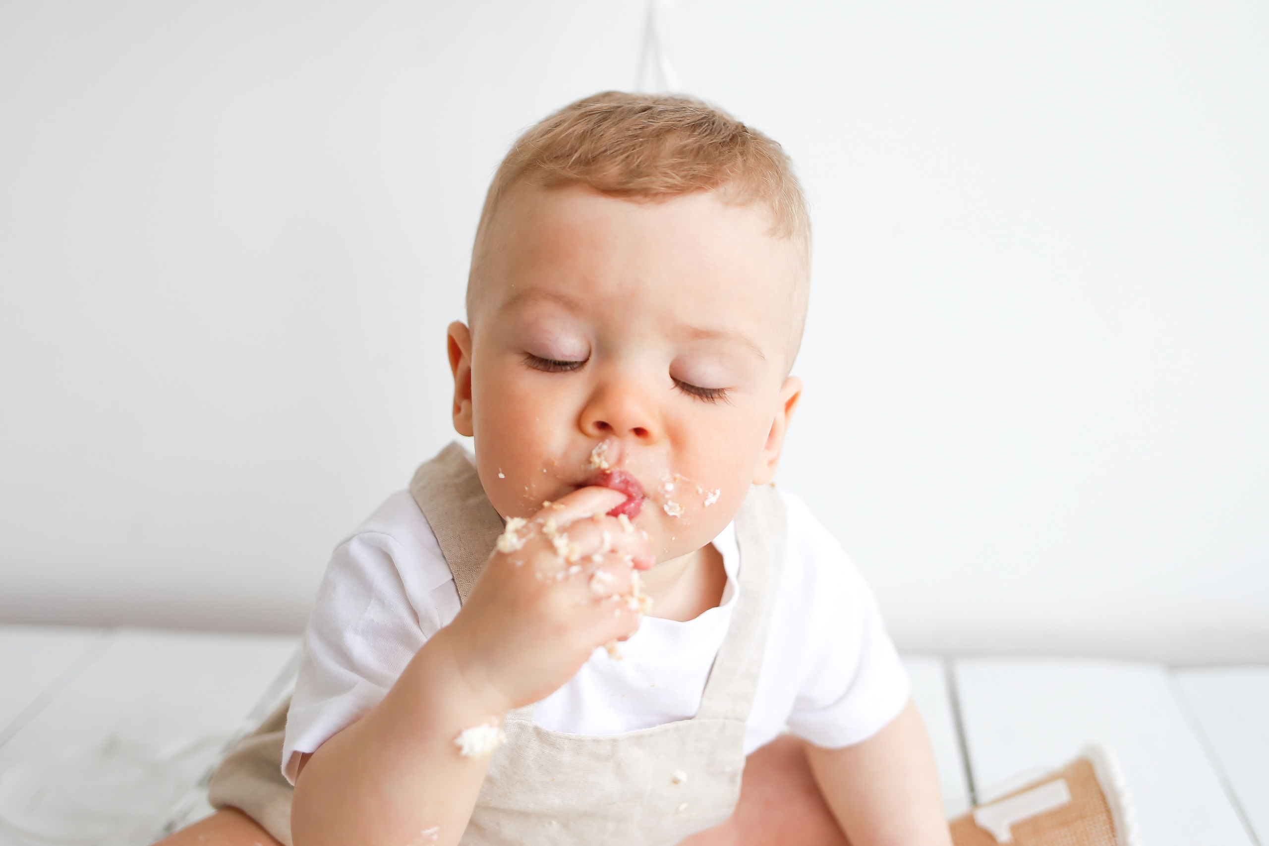 Крушение тортика на один годик. Детский и семейный фотограф Санкт-Петербург, фотосессия Спб