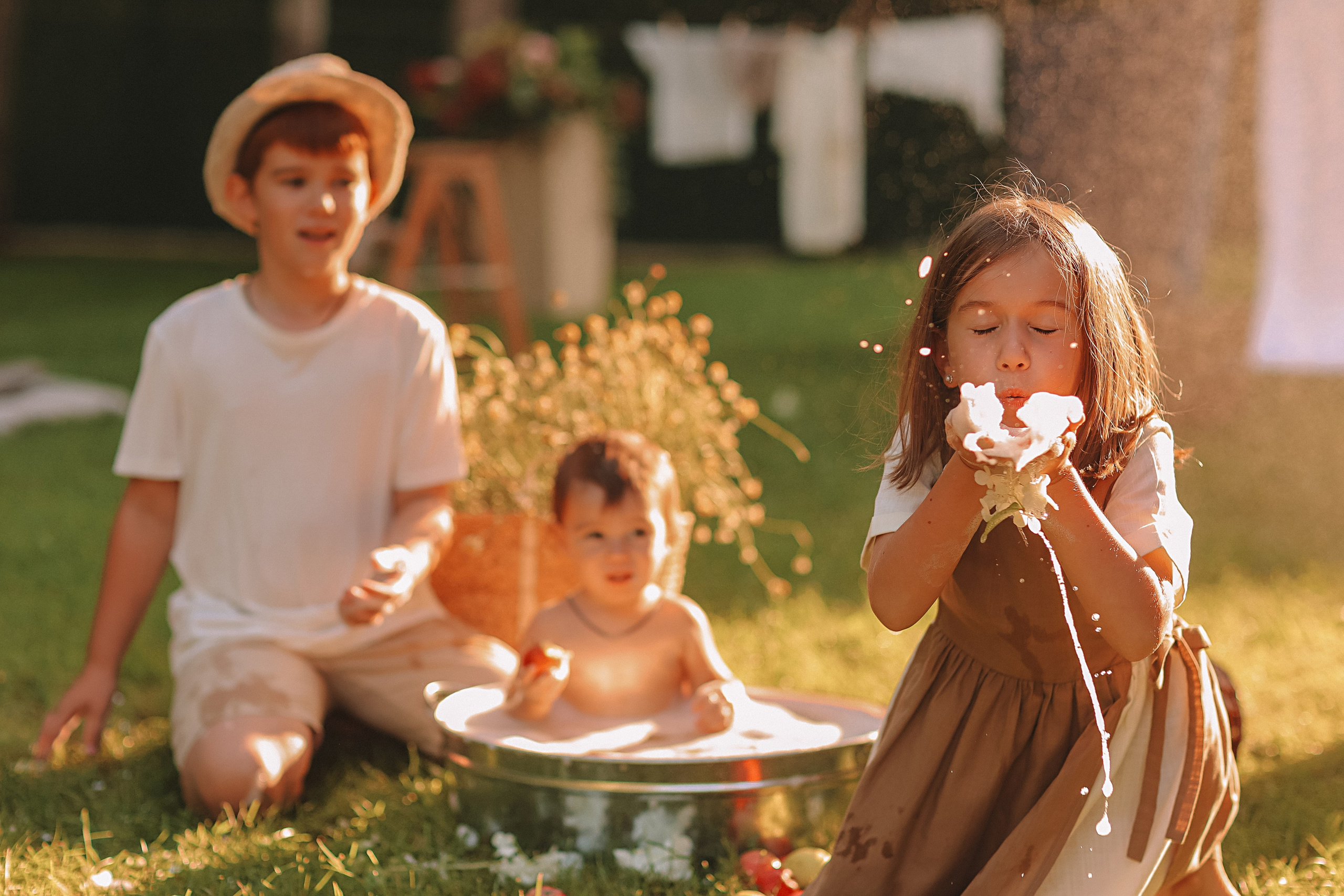 Стирка у дома. Семейный фотограф Тюмень, фотограф на роды Салмина Мария