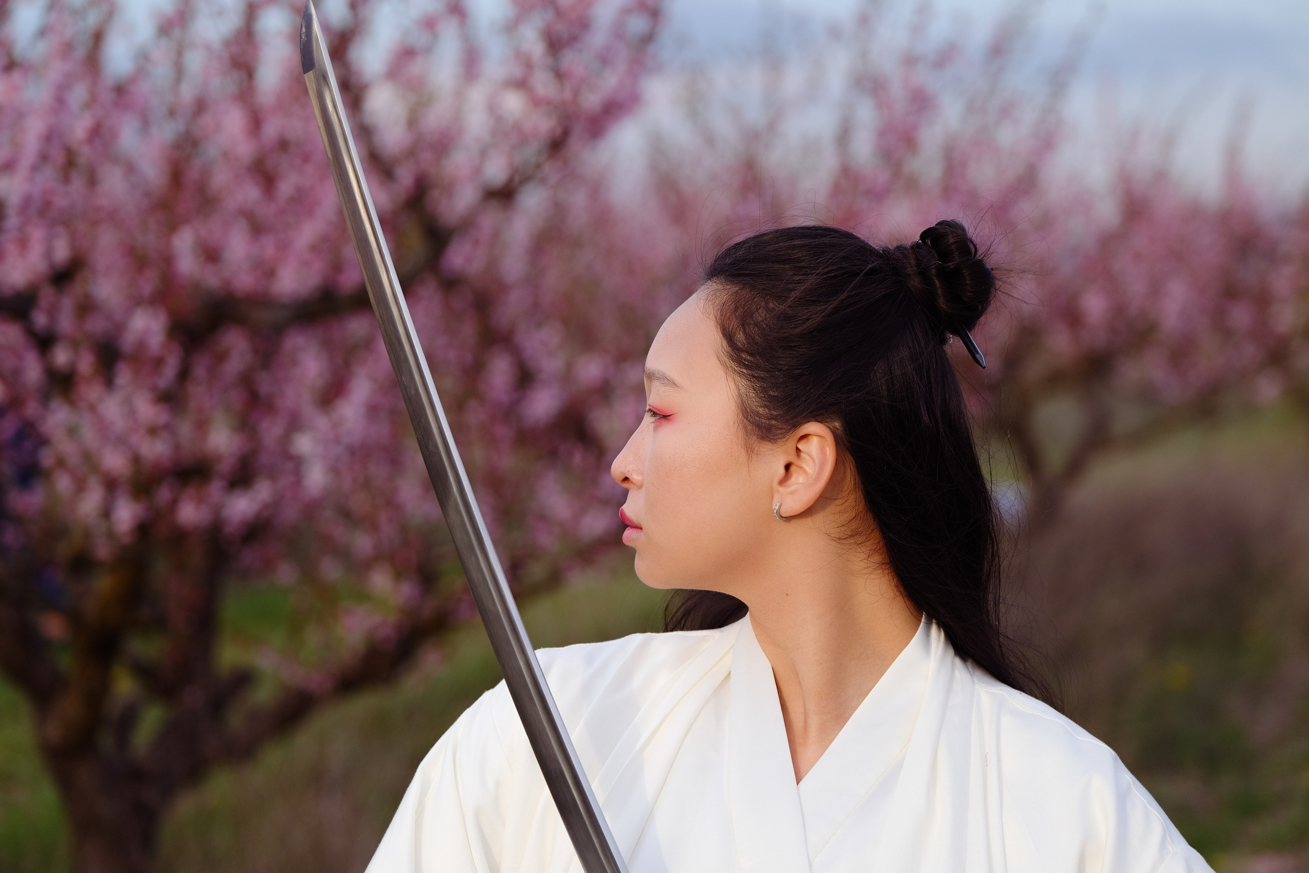 Фото в цветущих персиковых садах. Профессиональная фотосъемка в Крыму. Натуральные эмоции и живые кадры. Забронируйте дату прямо сейчас!