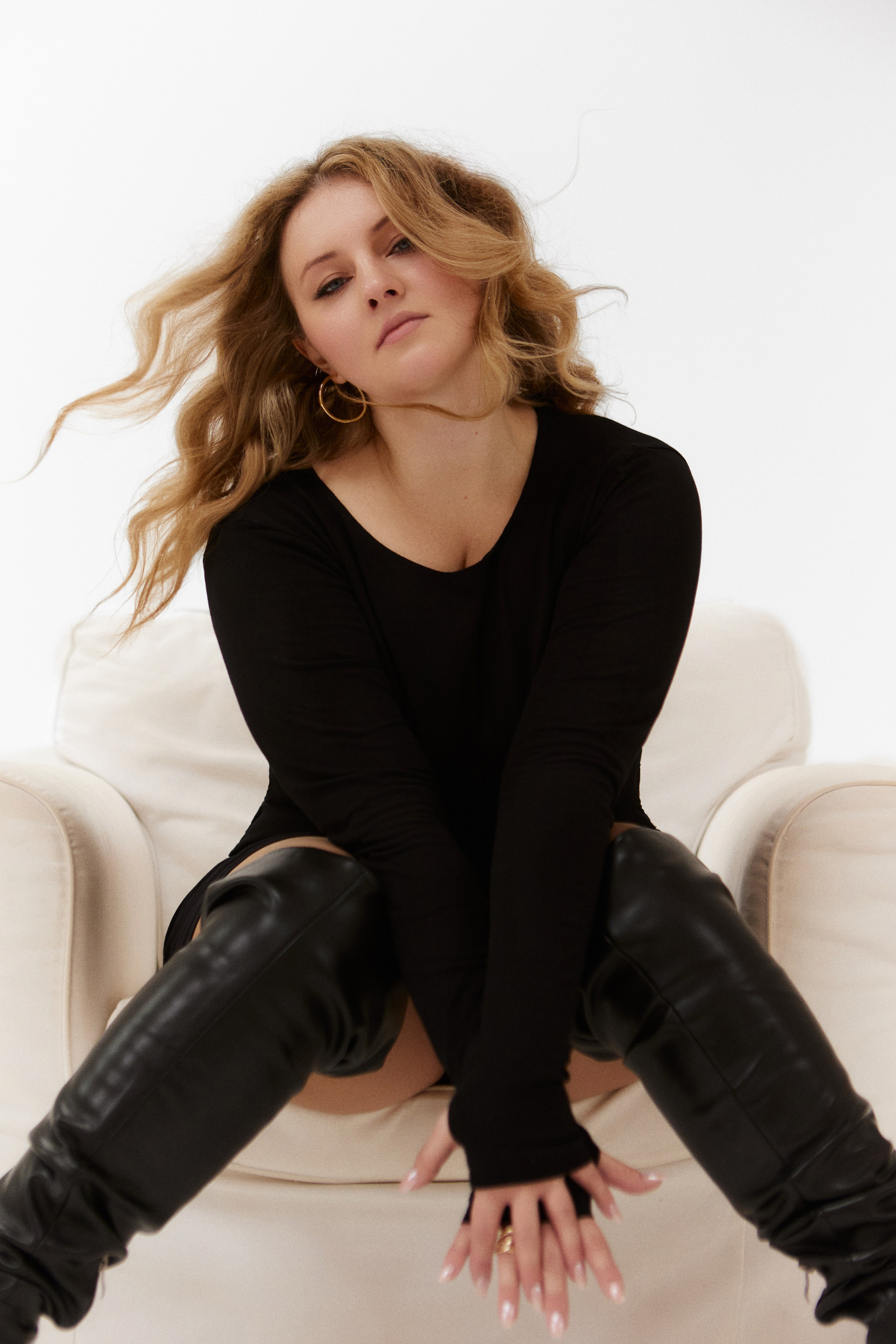 стильная фотосессия в студии, фотосессия черном платье, образ для дерзкой фотосессии,  портретный фотограф в Москве, фотосессия на циклораме