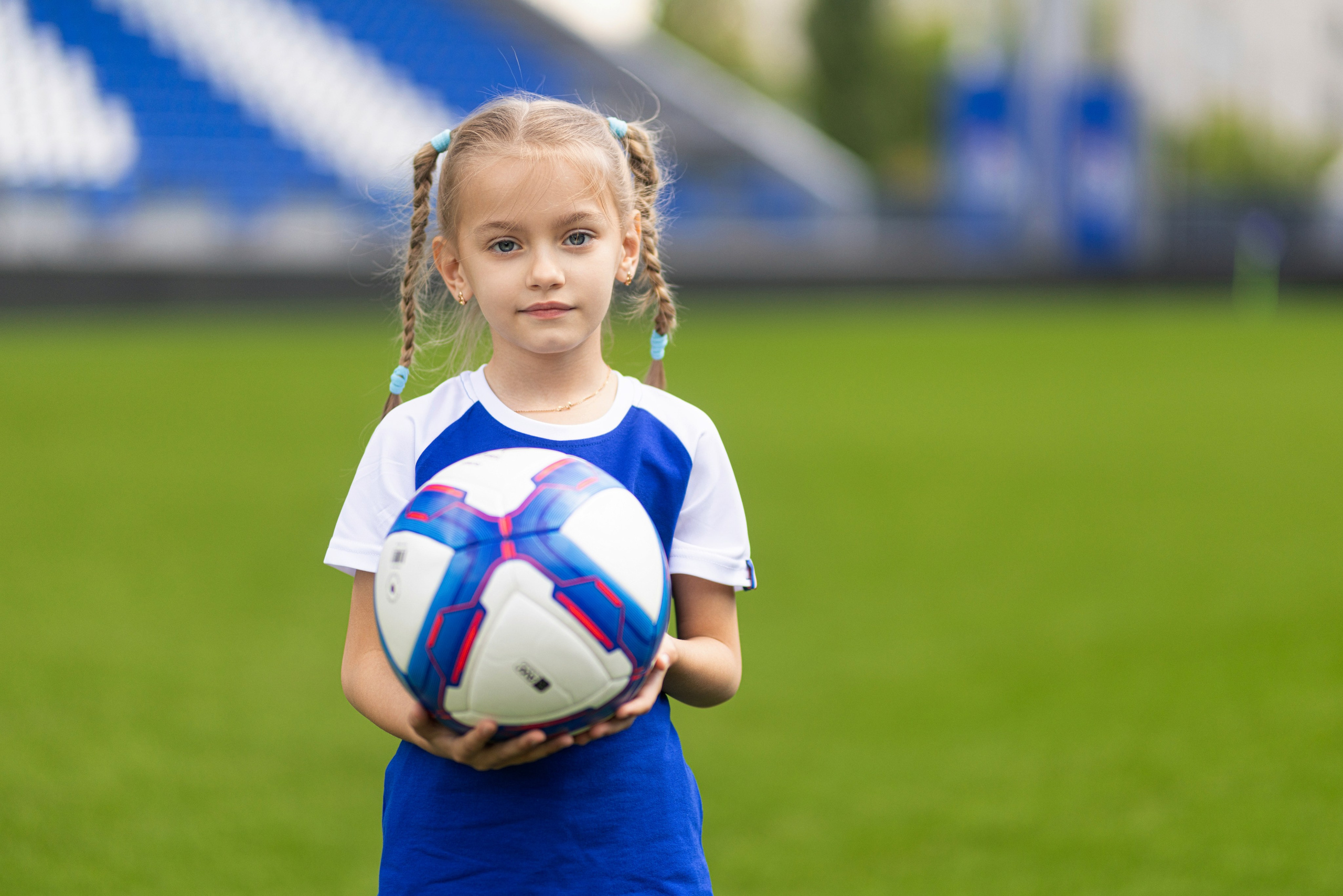 Детский портрет с Алисой на футбольном стадионе. Дмитрий Шульгин, портретный фотограф в Воронеже