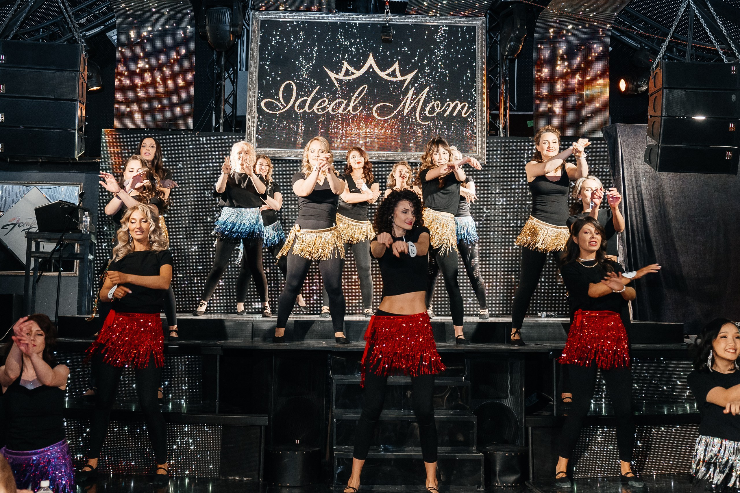 Идеальная мама. Для тех, кто не ждёт удачи, а создаёт её. Каждая фотосессия — это твой момент, твой стиль, твой успех. 📸