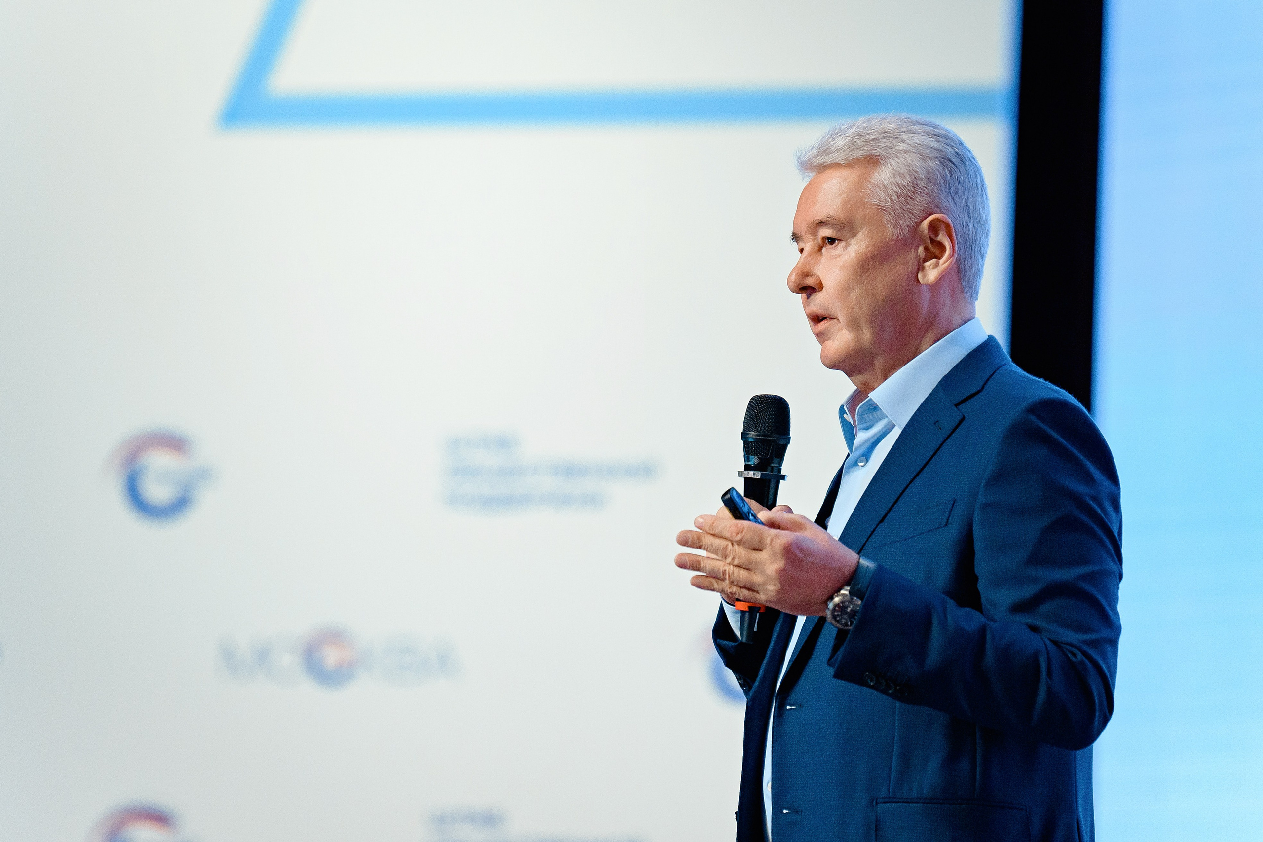 Политические события: "Фотография политического события, на которой изображены выступающие политики." Собянин. Мэр Москвы. Выборы. Москва. Единая Россия