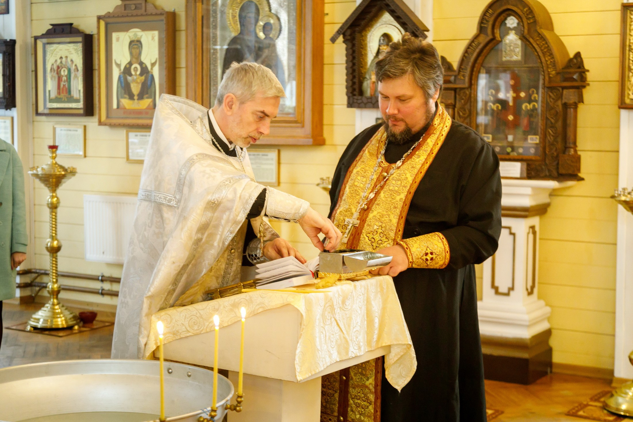 крещение ребенка Вырица храм Петра и Павла, где покрестить в Вырице лен области, крещение малыша, фотограф на крещение, сколько стоит индивидуальное крещение, цена крещения