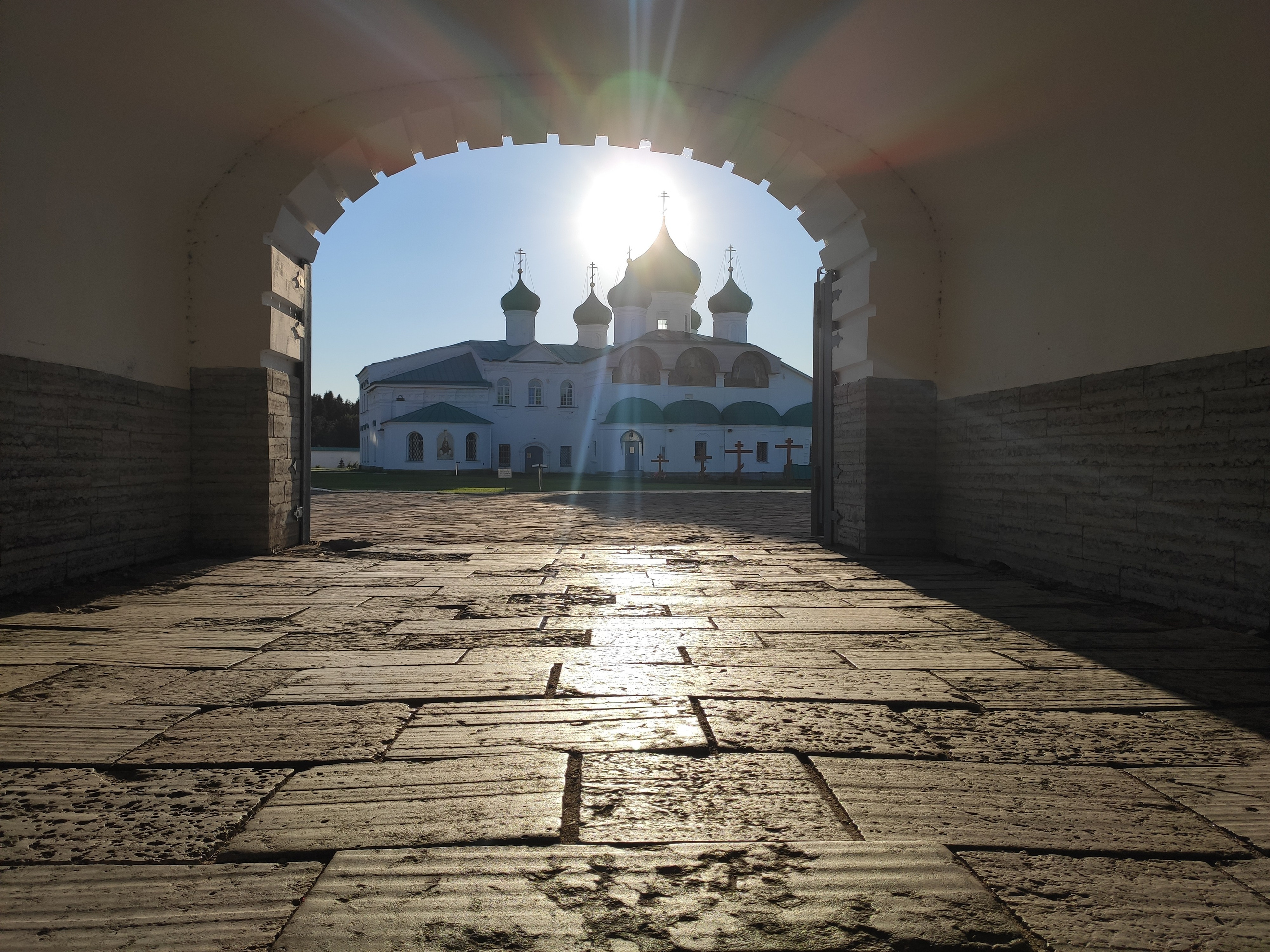 Дорога - платка на Санкт-Петербург, а дальше - тоже отличная, хоть и трехполосная трасса Кола