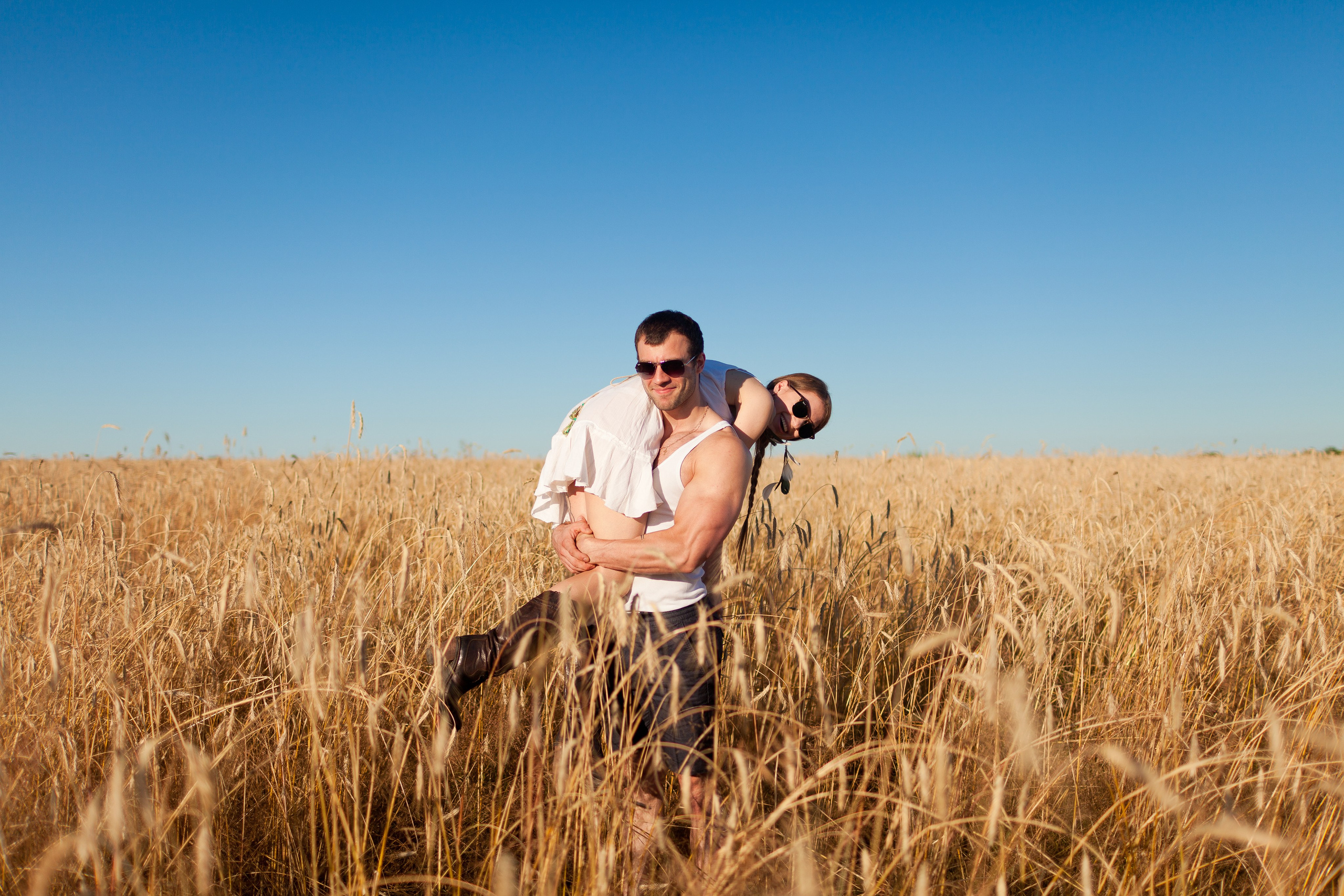 Алиса и Сергей, история в полях. Фотограф Денис Гавриленков в Москве