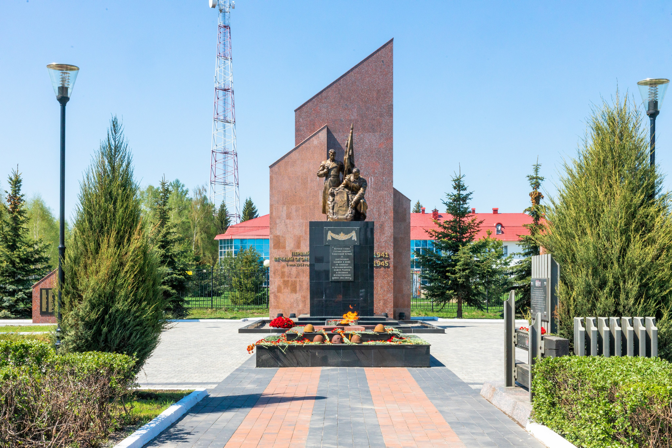 Мемориал Партизанам и Воинам Красной армии. Первый вечный огонь 9 мая 1957 г. (пос. Первомайский Щекинского района). Фотограф в Туле Крупский АнДРей. Фотостудия «КАДР71» в Туле