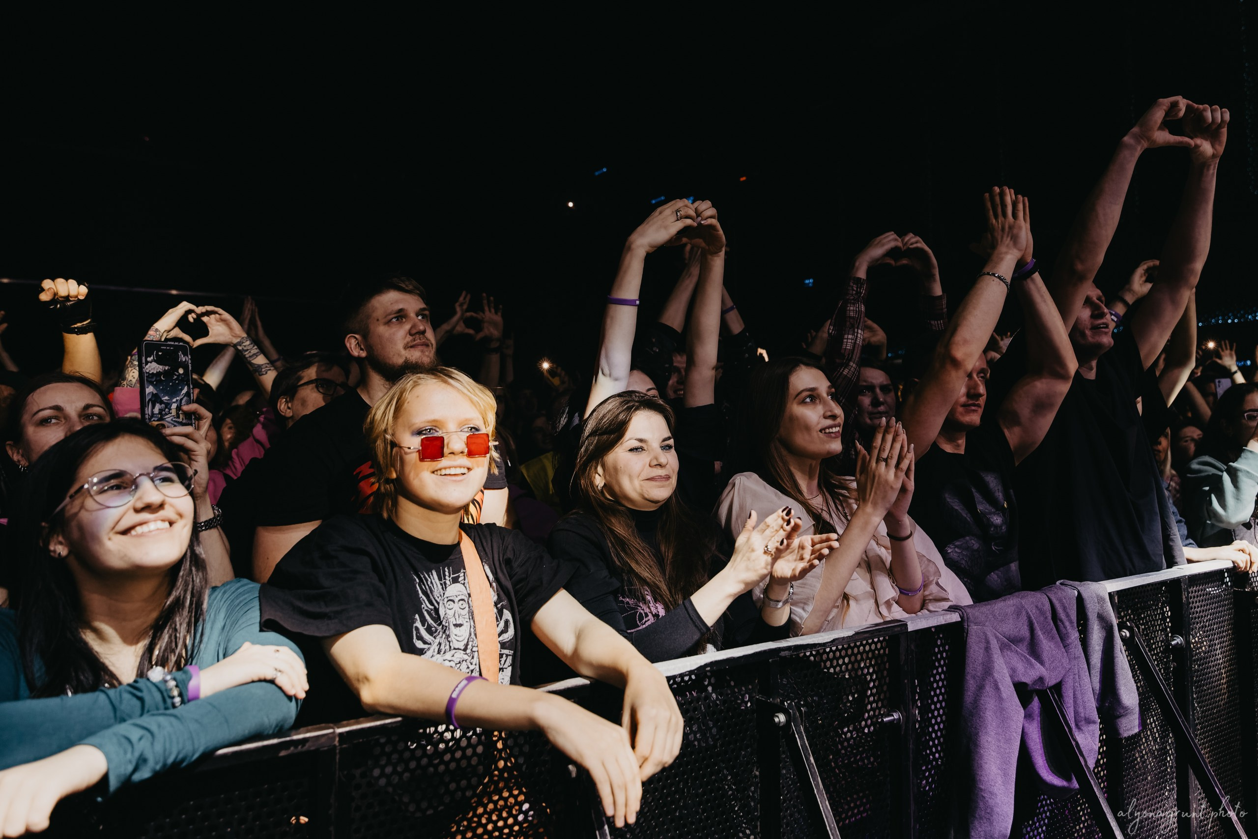 Багровый Фантомас, фоторепортаж, СПб, BASE, 14.12.2025. Алена Адрианова: фотограф в Санкт-Петербурге