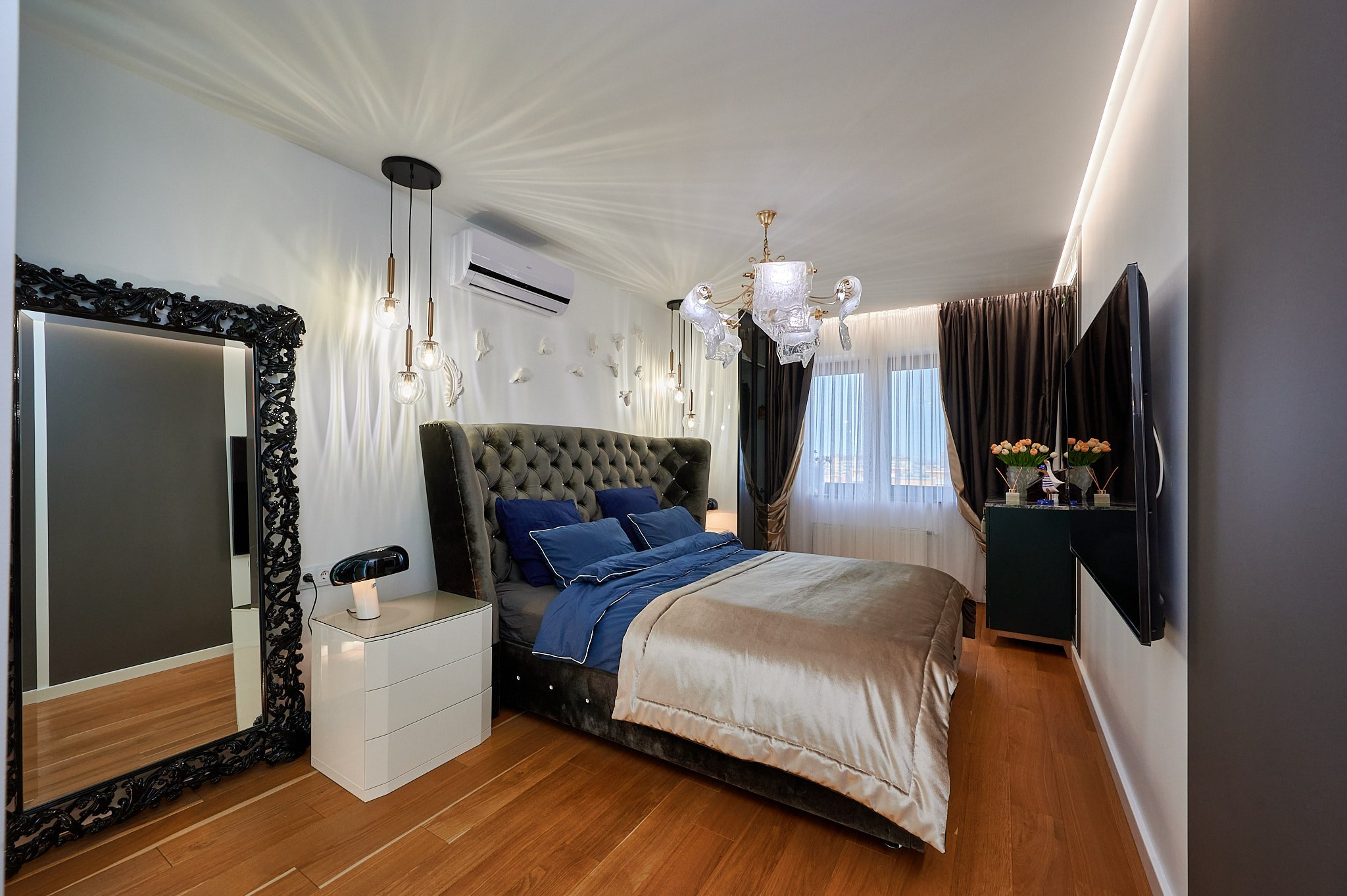 комната серая кровать  черные шторы  зеркало в пол белая тумбочка