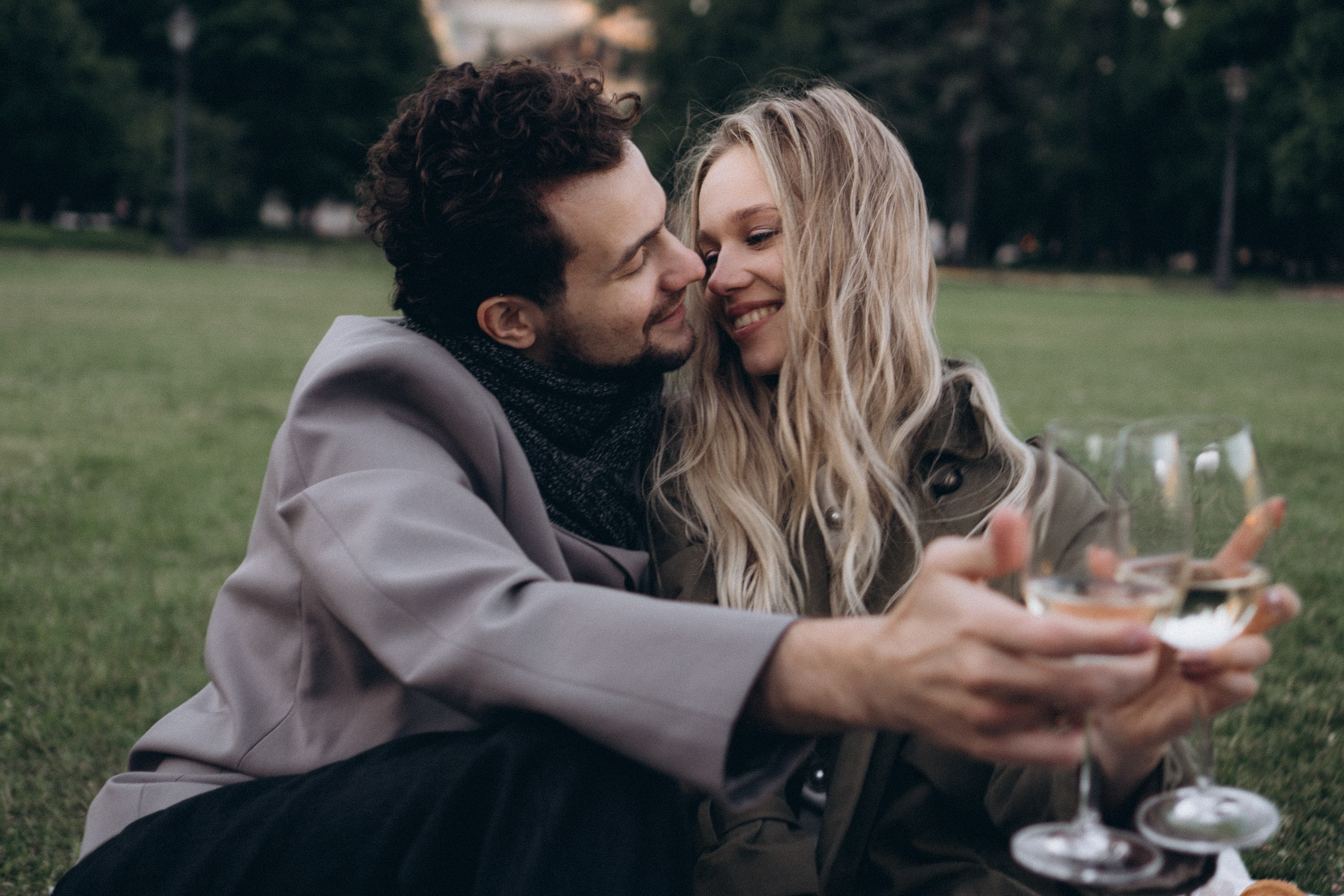 СВАДЕБНАЯ СЬЕМКА ПАРЫ НА РАССВЕТЕ В БЕЛЫЕ НОЧИ И ПРОГУЛКА С РАЗВОДНЫМИ МОСТАМИ И ПИКНИК ВОЗЛЕ ИСАКИЕВСКОГО СОБОРА. Профессиональный фотограф, Санкт-Петербург — Виктория Богомолова