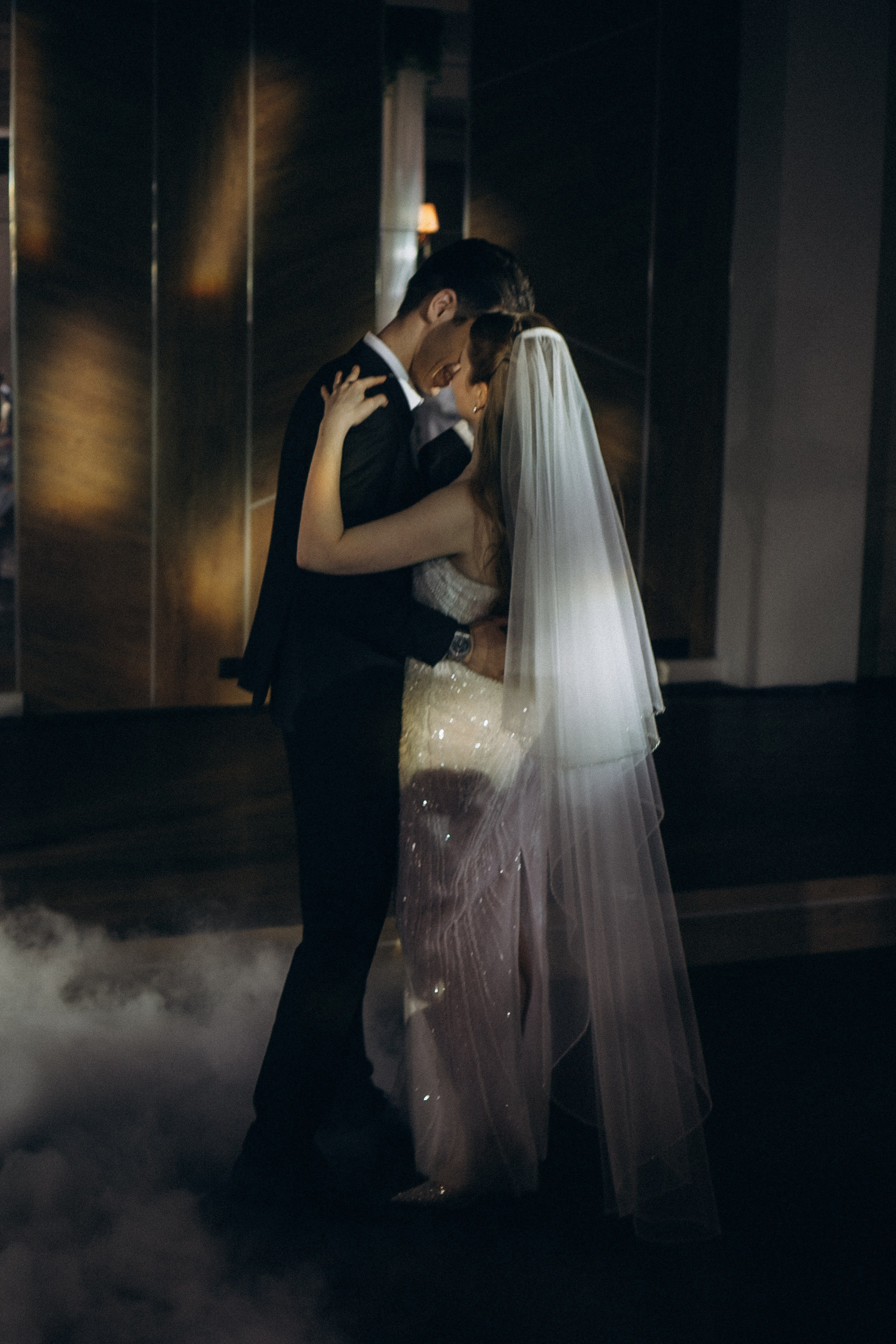 ПЕРВЫЙ ТАНЕЦ МОЛОДЫХ НА БАНКЕТЕ. ТРОГАТЕЛЬНЫЙ МОМЕНТ (СНЯТО В СИБИРЕ В НИЖНЕВАРТОВСКЕ). Профессиональный фотограф, Санкт-Петербург — Виктория Богомолова