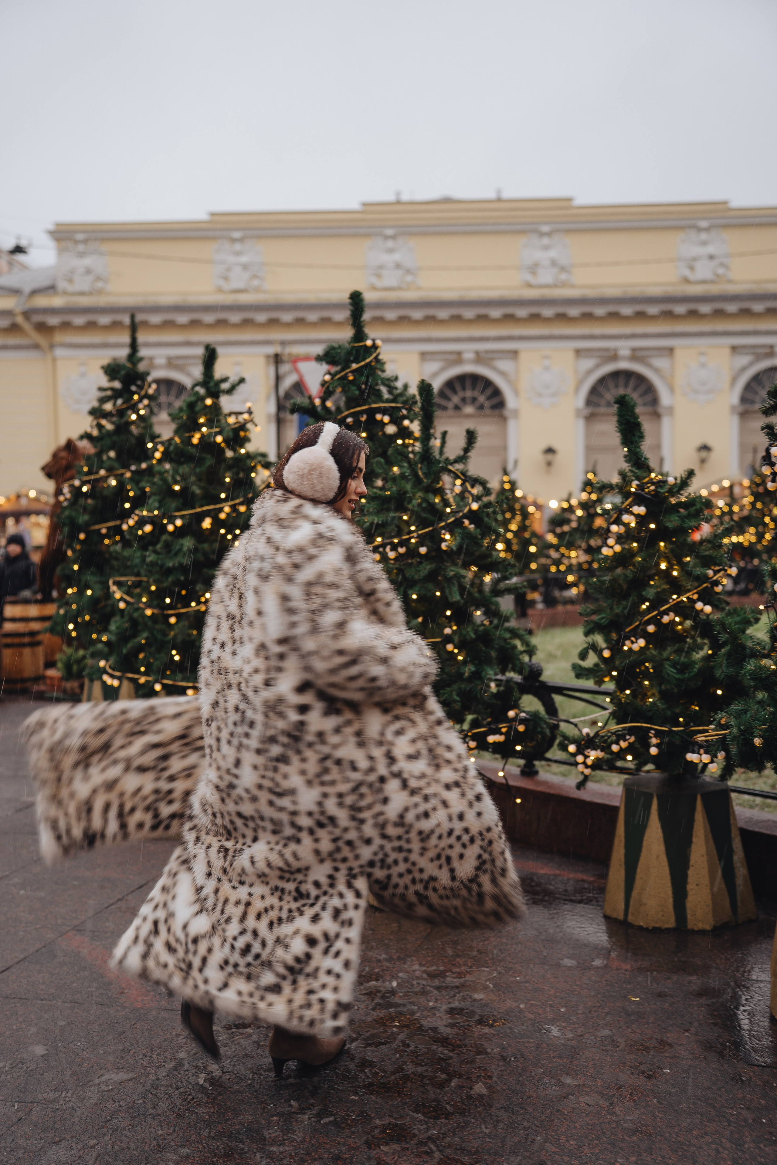 ПРОГУЛКА НА МАНЕЖНОЙ ПЛОЩАДИ ДЛЯ ДЕВУШКИ ПЕРЕД НОВЫМ ГОДОМ (НОВОГОДНЯЯ ФОТОСЕССИИЯ НА МАНЕЖНОЙ ПЛОЩАДИ). Профессиональный фотограф, Санкт-Петербург — Виктория Богомолова