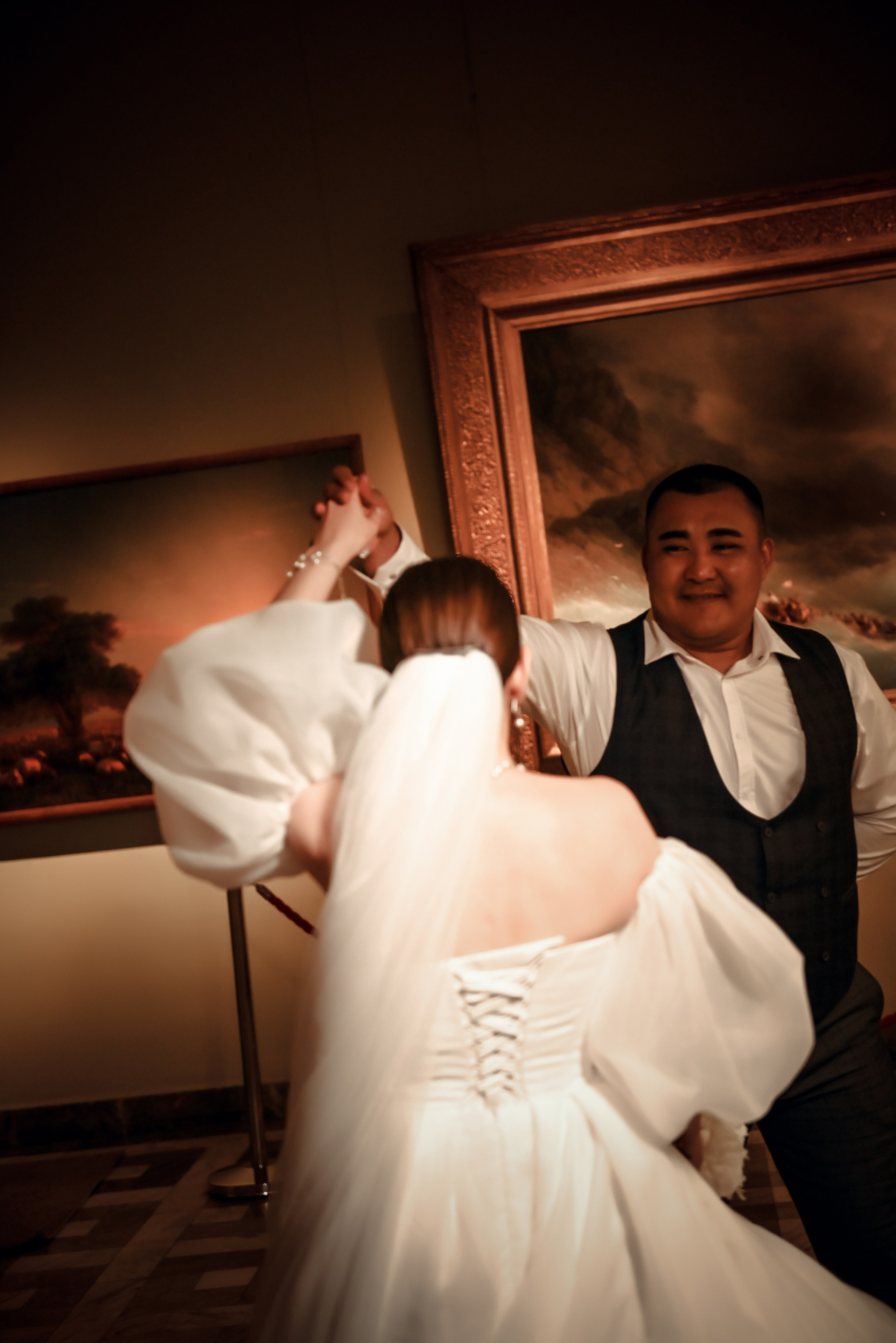 Небольшая свадебная серия в музее и прогулкой под дождем Эльмиры и Ризата. Свадебный, семейный, детский, контент фотограф в Омске Максим Ильин