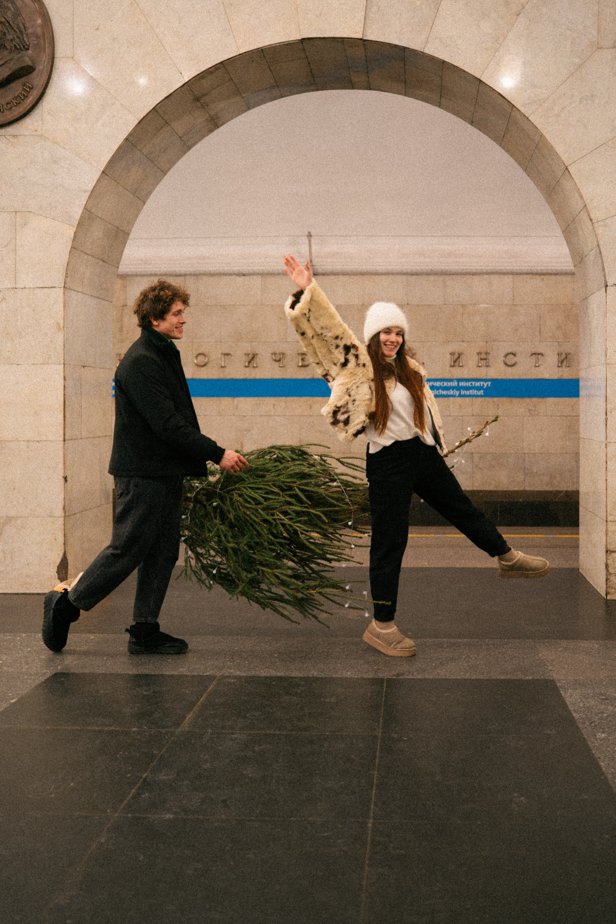 НОВОГОДНЯЯ ПРОГУЛКА ПАРЫ ПО ЧЕРНЫШЕВСКОЙ ПЕРЕД НОВЫМ ГОДОМ. Профессиональный фотограф, Санкт-Петербург — Виктория Богомолова