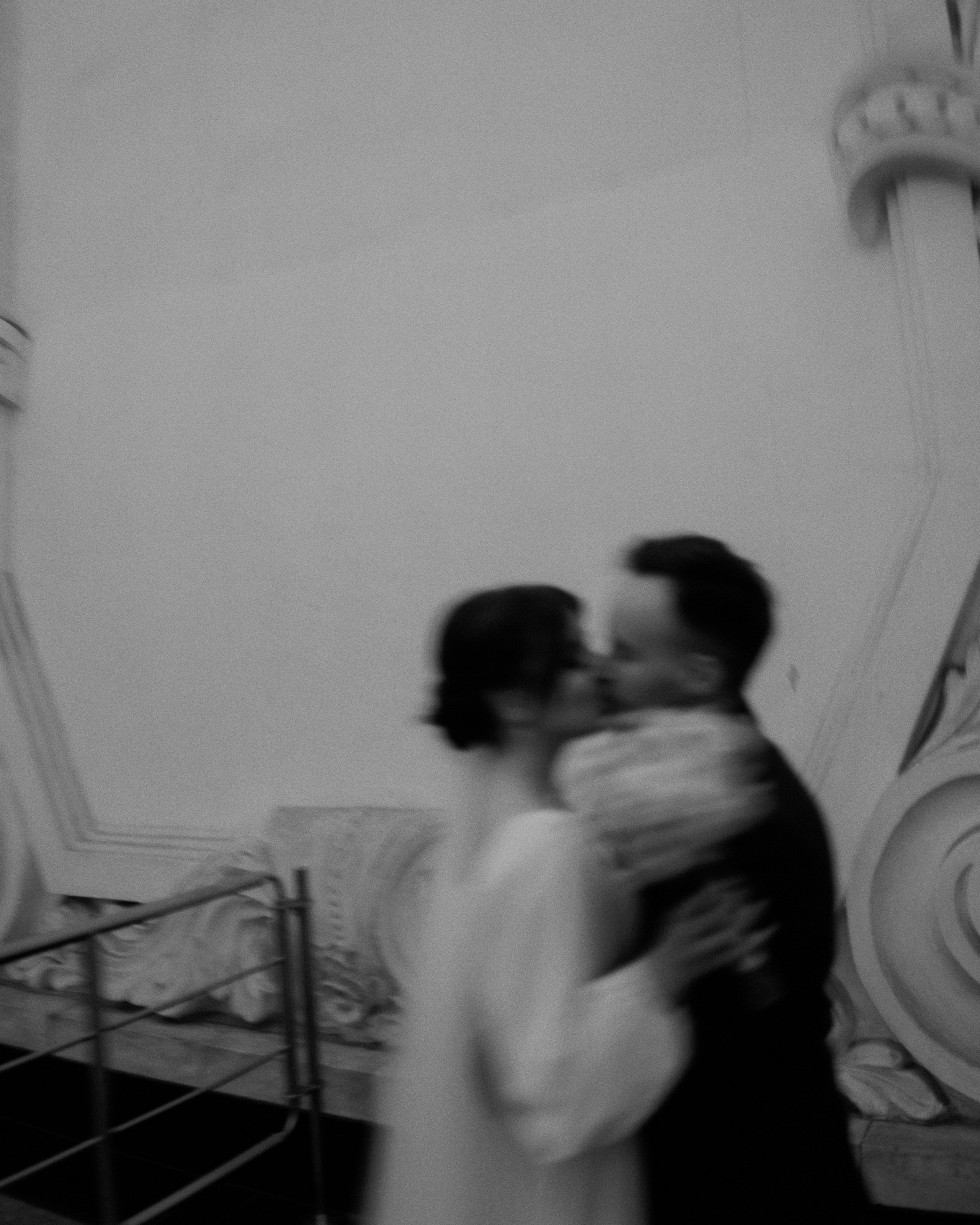 кинематографичные кадры пары в метро, свадебная съёмка